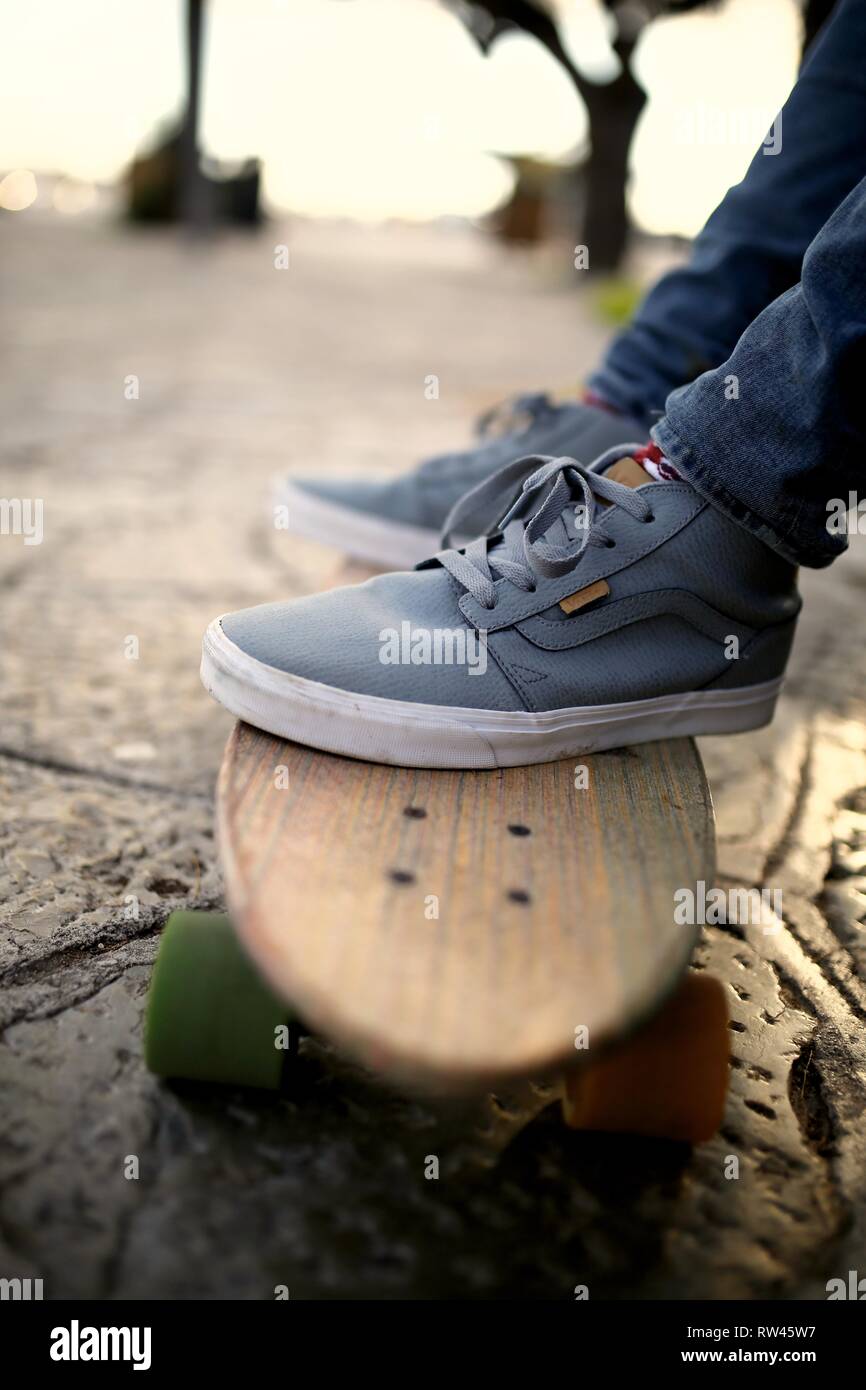In prossimità dei piedi in formatori sul skateboard Foto Stock