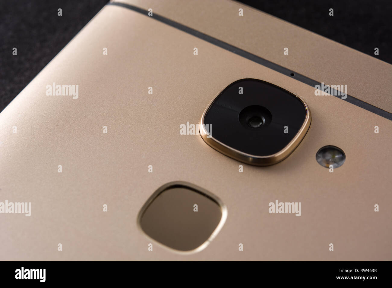 Dettaglio della fotocamera dello smartphone su sfondo nero Foto Stock
