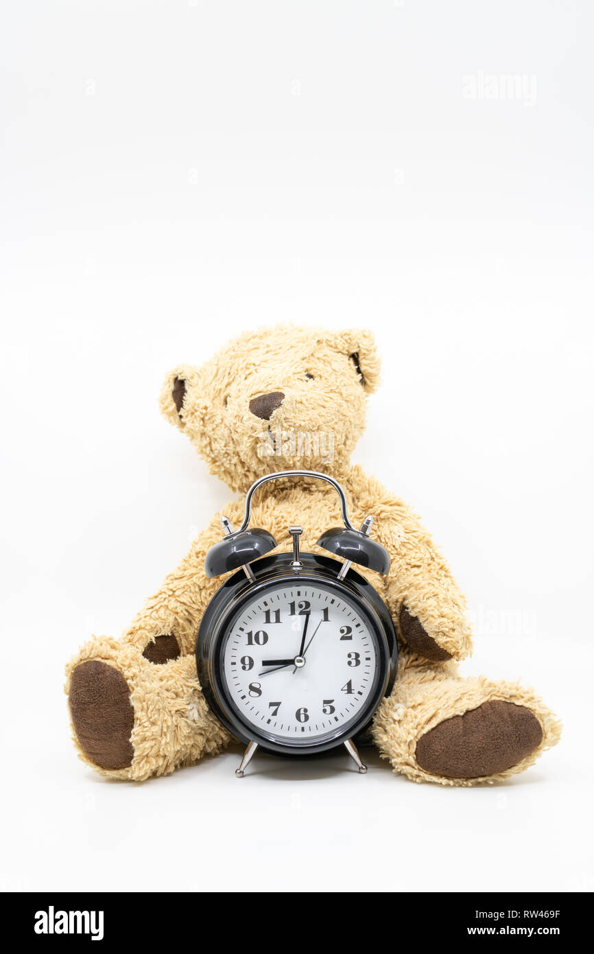 Il tempo di andare a letto con il concetto di orologio e orsacchiotto Foto Stock