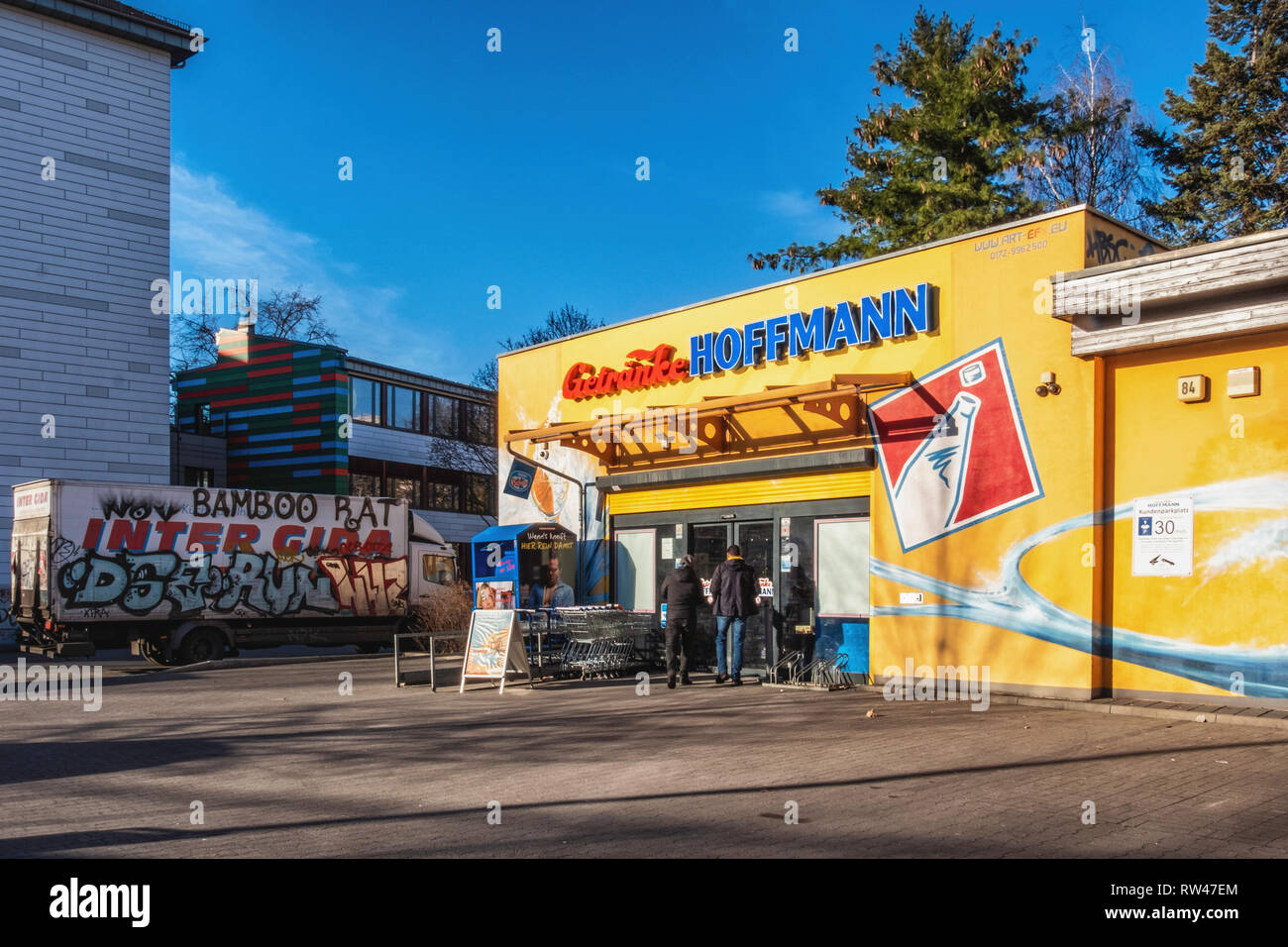 Berlino Kreuzberg colori degli esterni di Hoffmann Getranke shop. Negozio vendita di bevande. Foto Stock