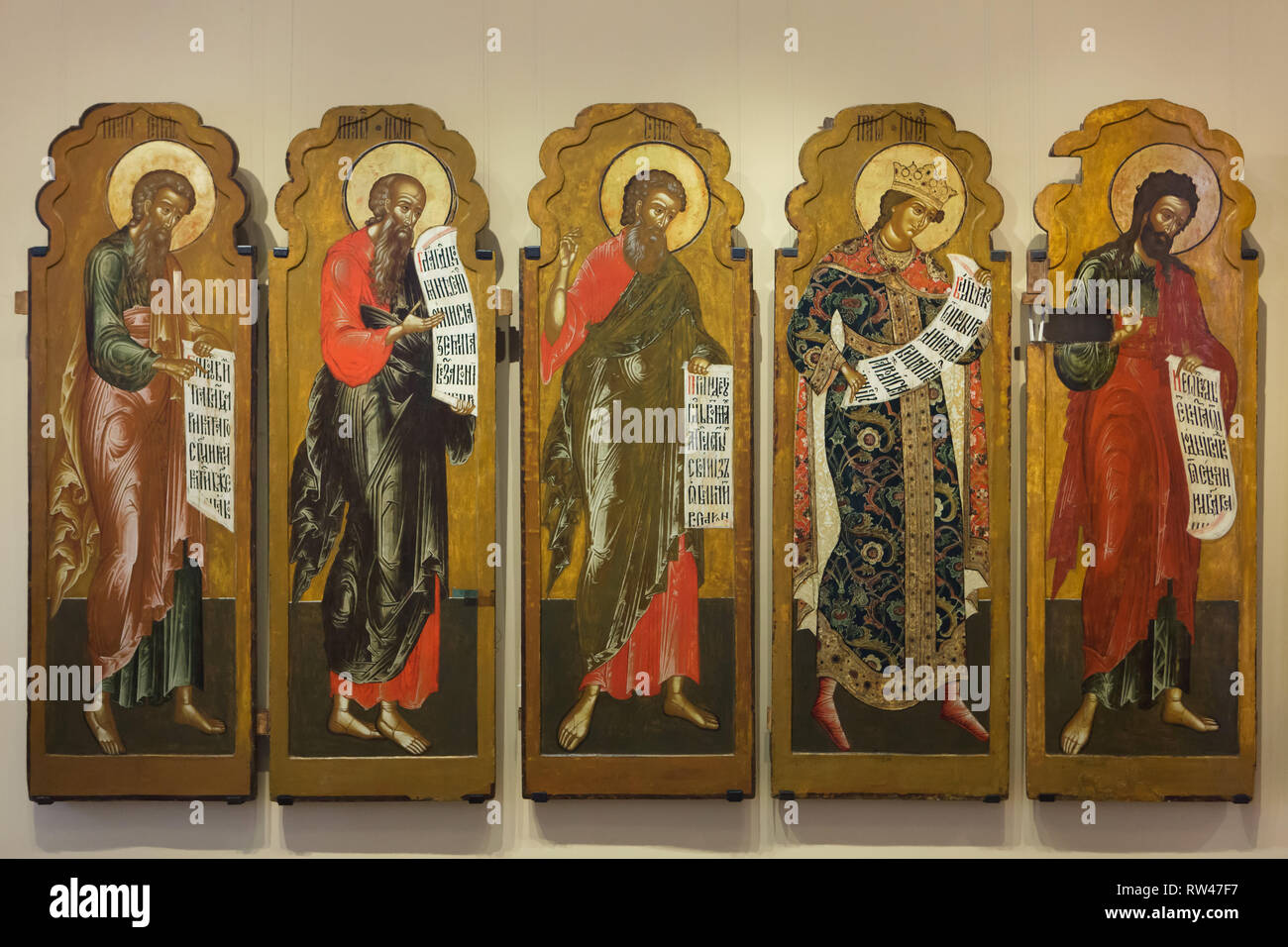 Sem (1a da sinistra), Noè (secondo da sinistra) e Giuseppe (secondo da destra) con due unidentified personaggi biblici raffigurati nelle icone russe di Yaroslavl icona scuola di pittura (1654) da un progenitore è il livello di una iconostasi sul display nel Yaroslavl Art Museum di Yaroslavl, Russia. Foto Stock Sem (1a da sinistra), Noè (secondo da sinistra) e Giuseppe (secondo da destra) con due unidentified personaggi biblici raffigurati nelle icone russe di Yaroslavl icona scuola di pittura (1654) da un progenitore è il livello di una iconostasi sul display nel Yaroslavl Art Museum di Yaroslavl, Russia. Foto Stock