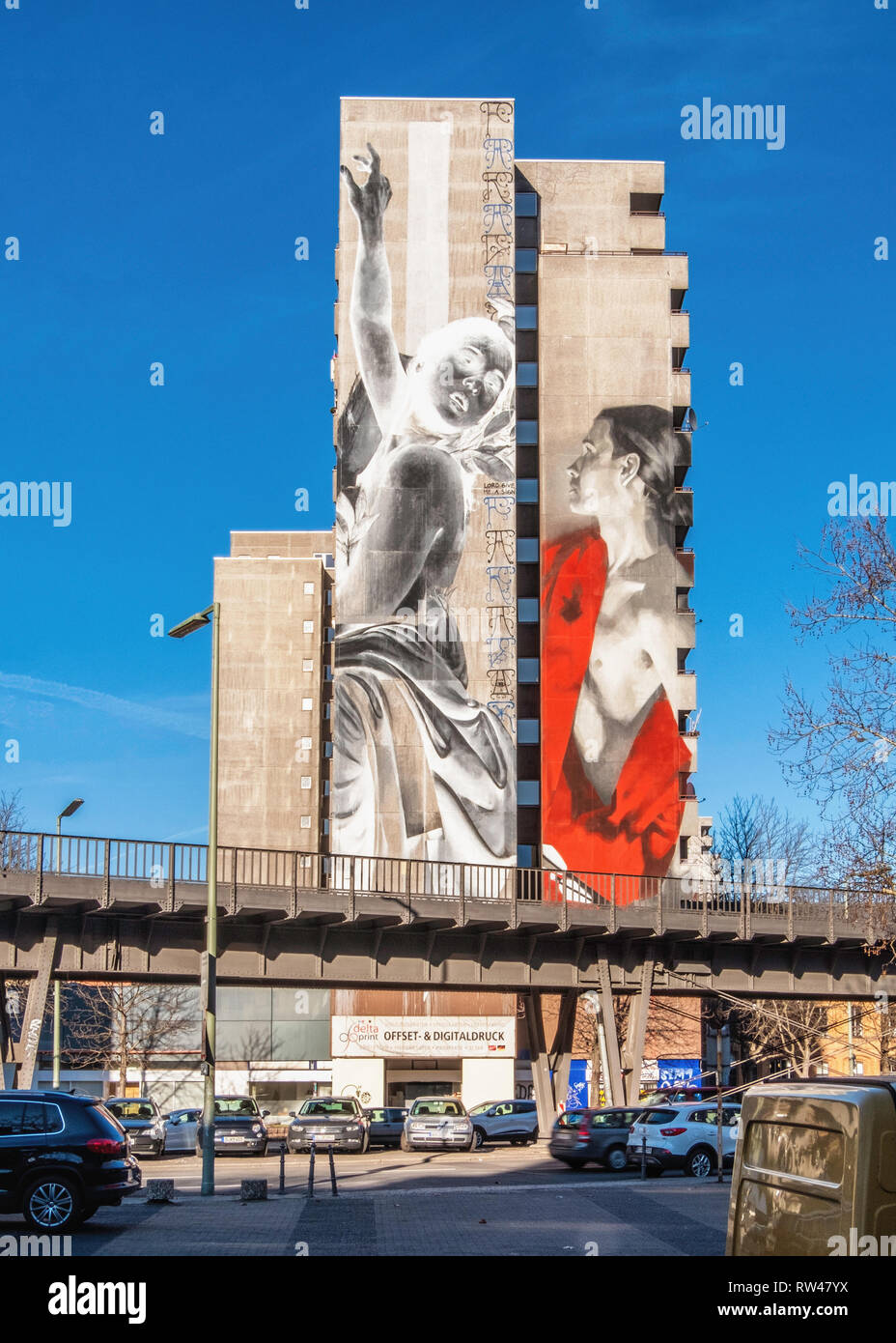 Kreuzberg-Berlin, Daphne & Apollo, Artwork da Francisco Bosoletti e giovani Jarus sulla facciata di un edificio di appartamenti a Wassertorstraße 65. Foto Stock