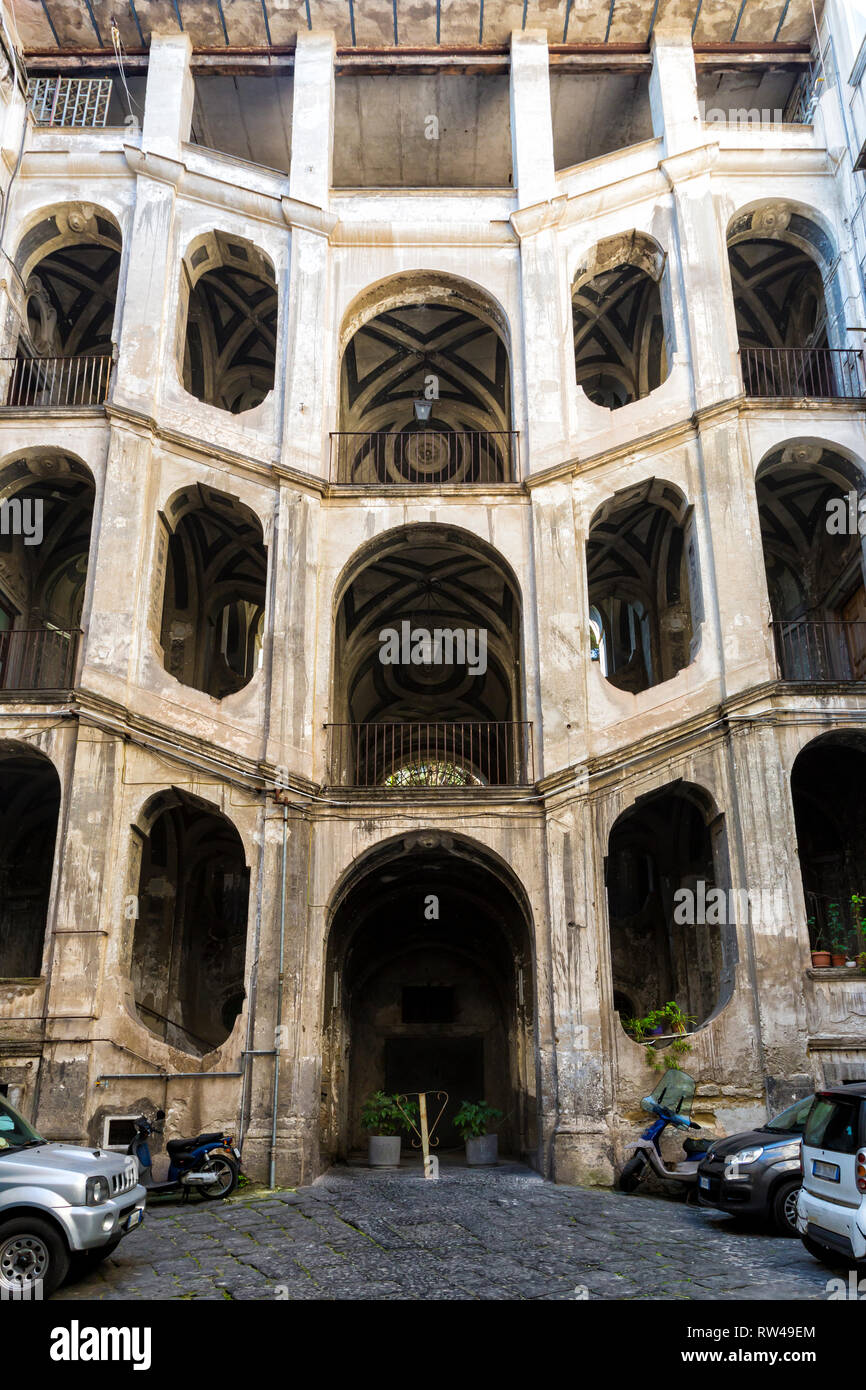 Napoli (Italia) - Palazzo Sanfelice nel rione Sanità fu costruito nel 1724 dall'architetto Ferdinando Sanfelice Foto Stock