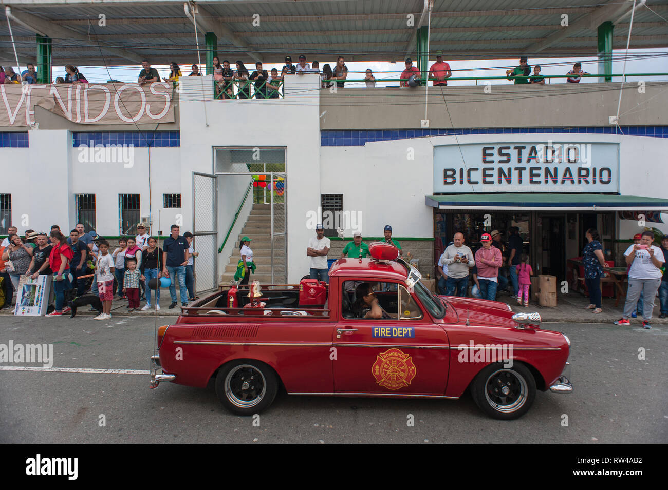 Donmatias, Antioquia. Colombia: vetture storiche parade. Estadio Bicentenario. Foto Stock