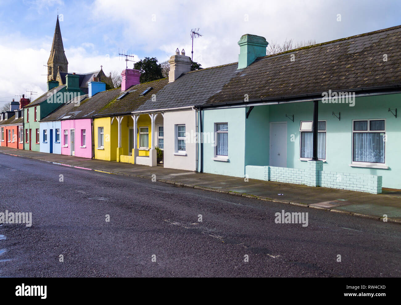 Fila di multi case colorate ballineen West Cork in Irlanda Foto Stock