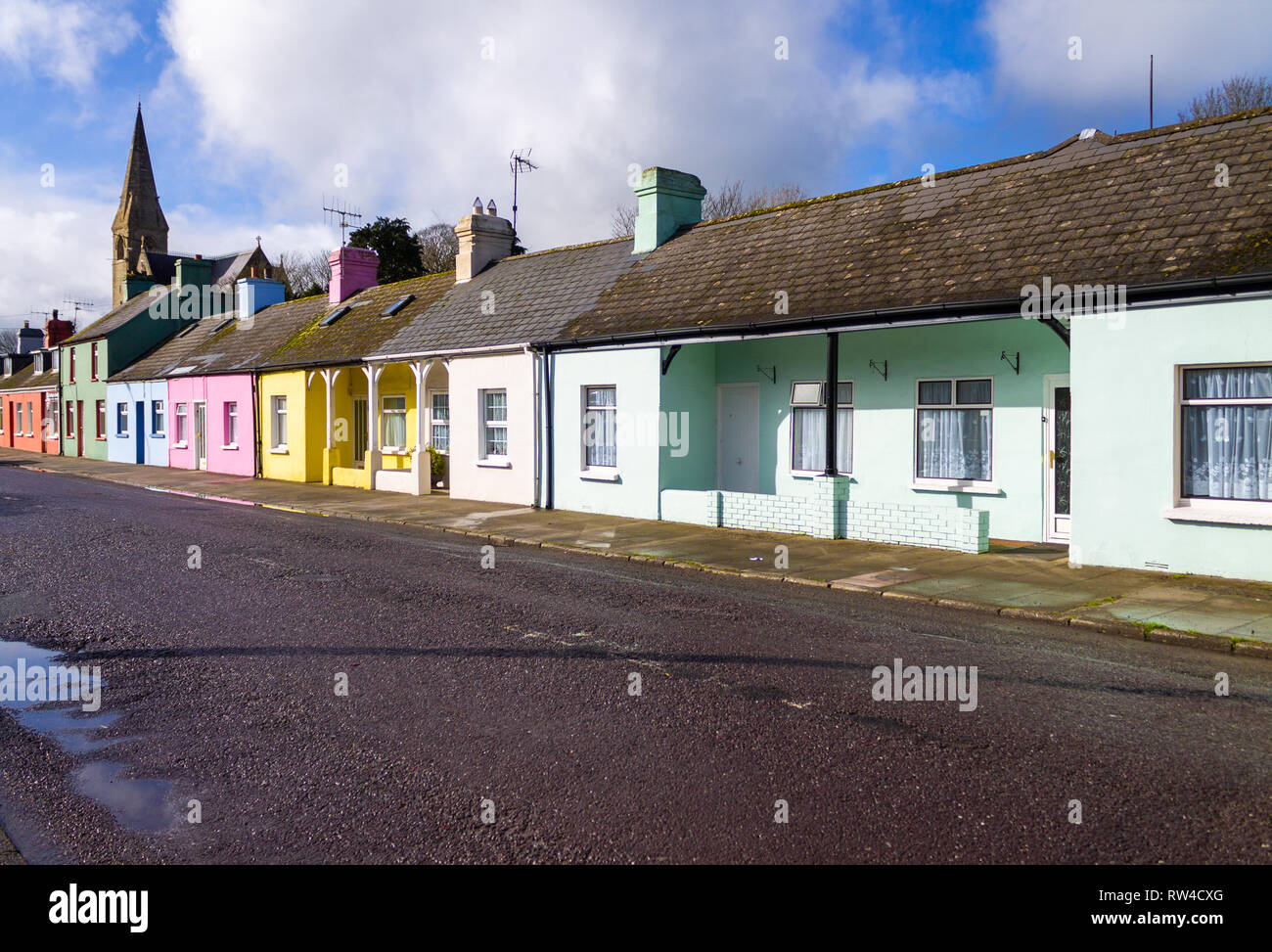 Fila di multi case colorate ballineen West Cork in Irlanda Foto Stock