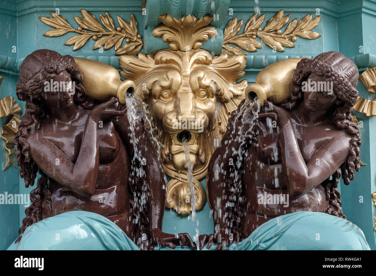 Dettaglio artistico sulla famosa Fontana di Ross landmark nei giardini di Princes Street nel centro di Edimburgo, Scozia Foto Stock