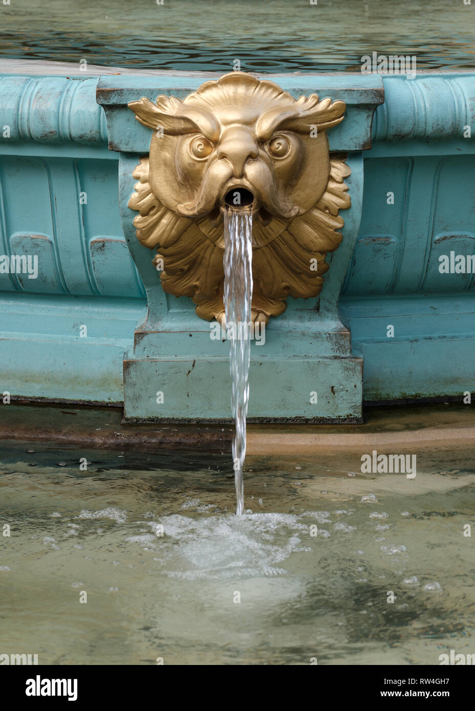 Dettaglio artistico sulla famosa Fontana di Ross landmark nei giardini di Princes Street nel centro di Edimburgo, Scozia Foto Stock