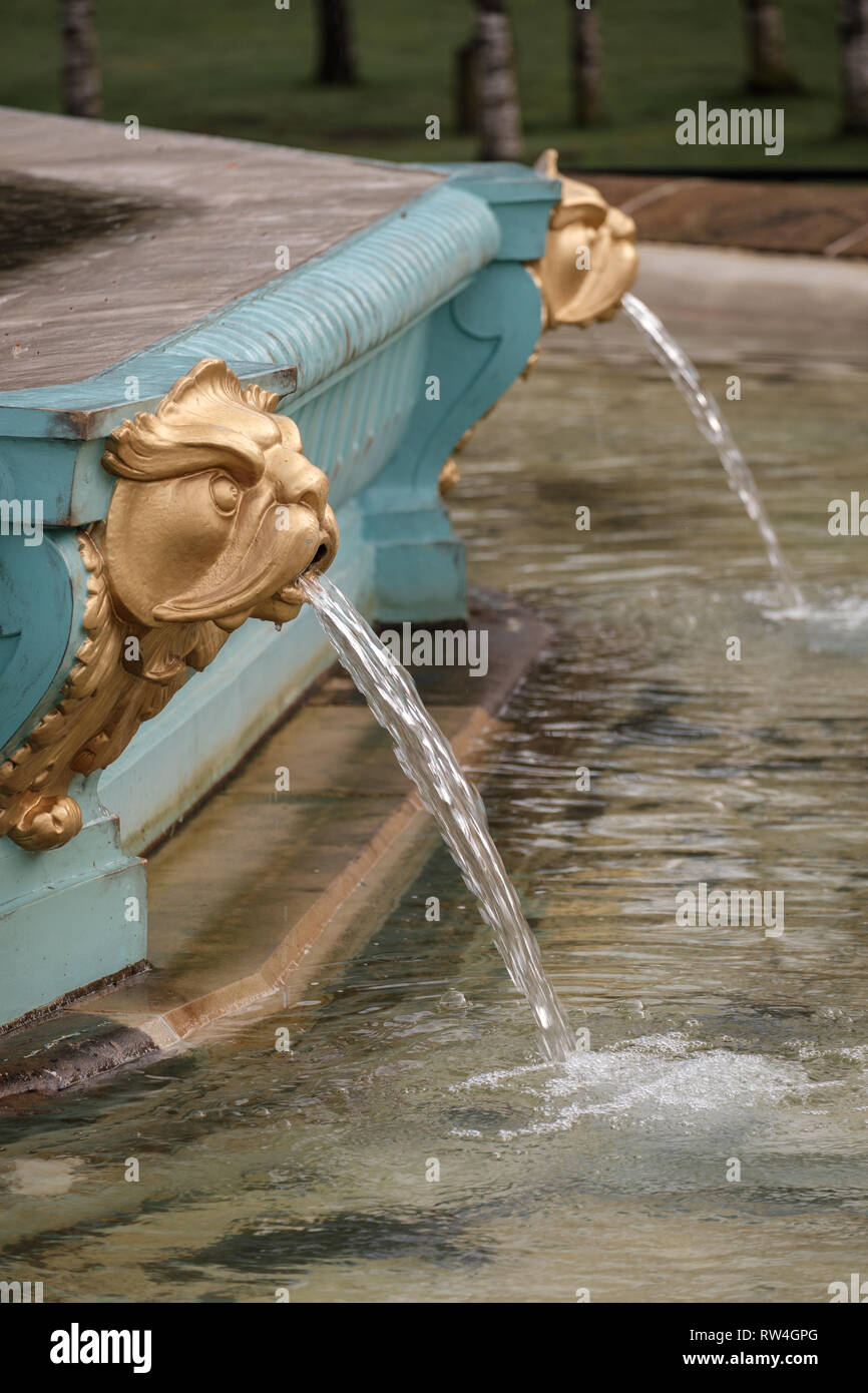 Dettaglio artistico sulla famosa Fontana di Ross landmark nei giardini di Princes Street nel centro di Edimburgo, Scozia Foto Stock