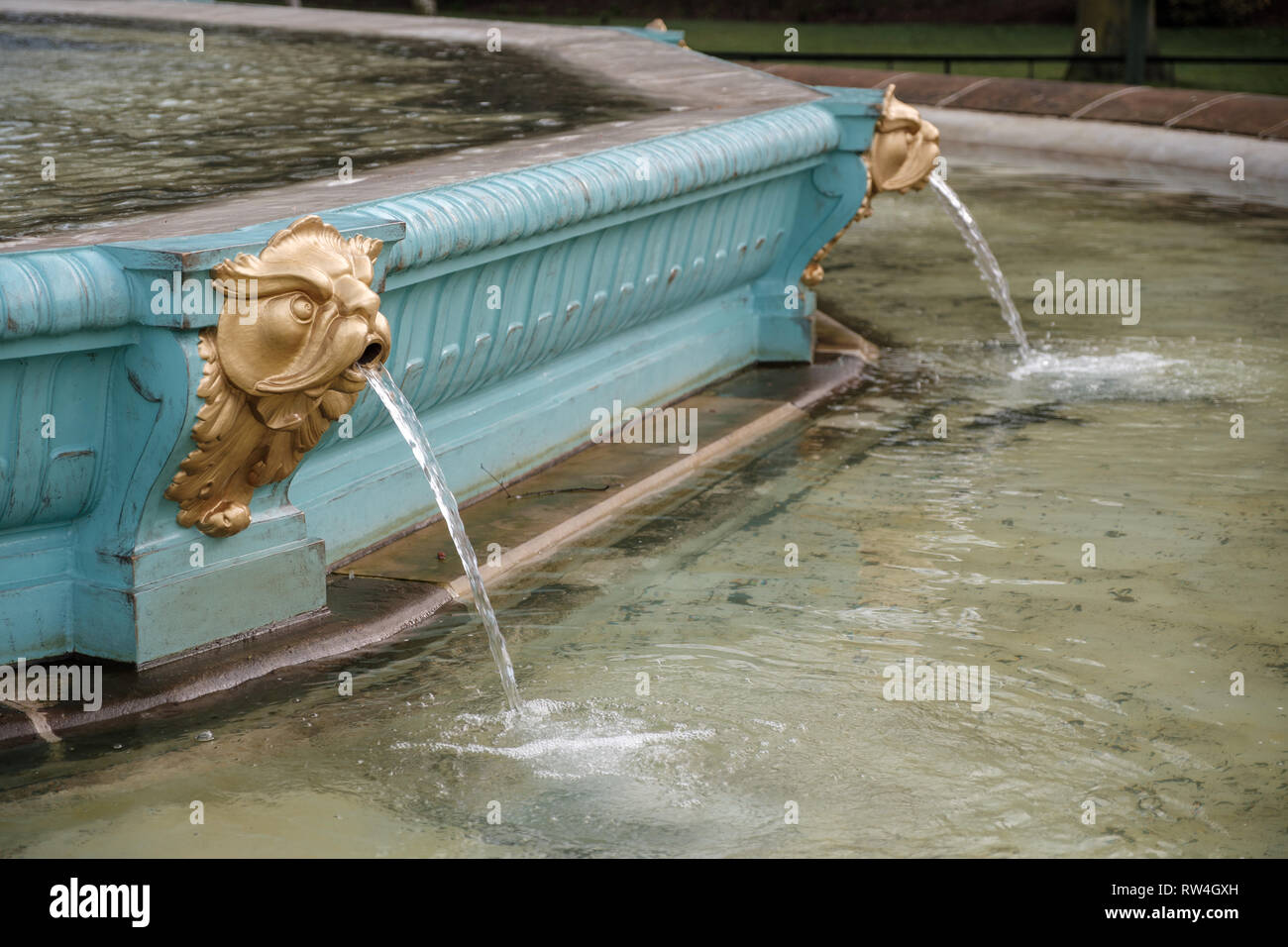 Dettaglio artistico sulla famosa Fontana di Ross landmark nei giardini di Princes Street nel centro di Edimburgo, Scozia Foto Stock