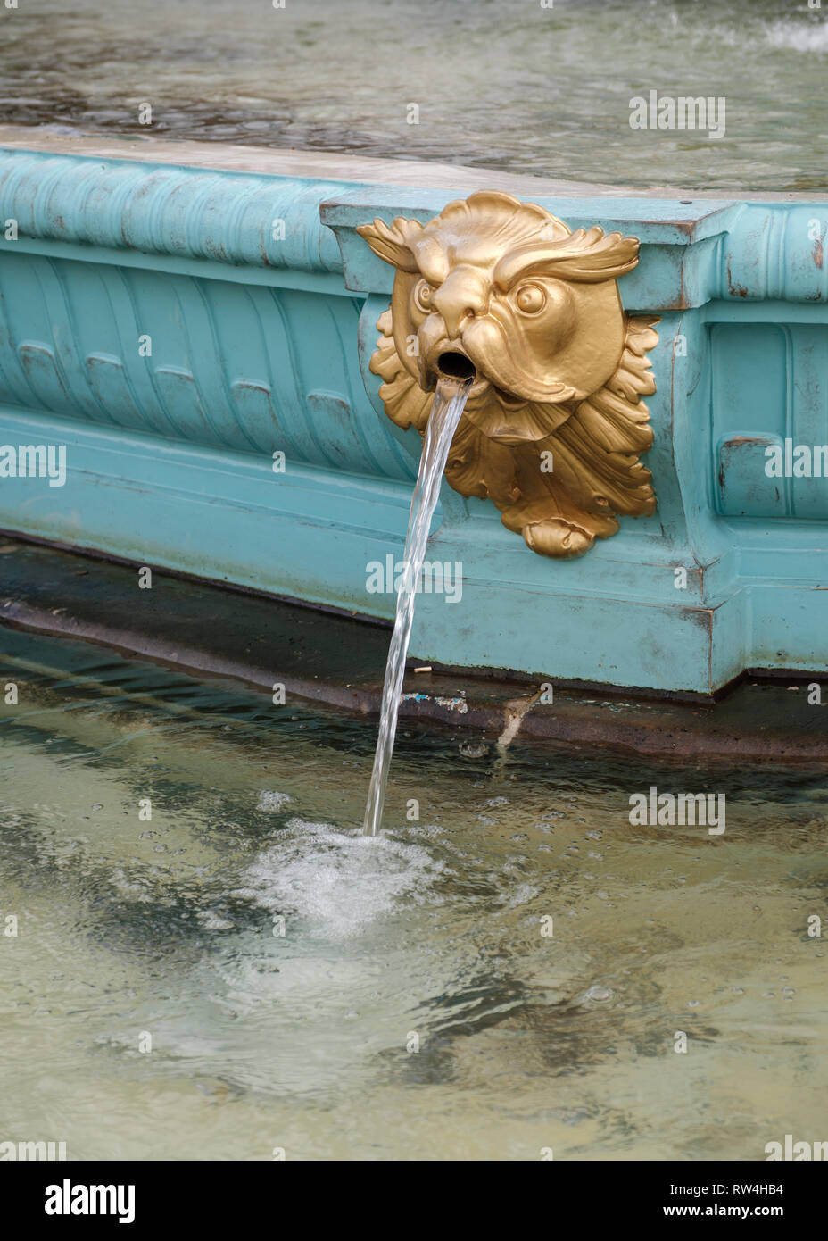 Dettaglio artistico sulla famosa Fontana di Ross landmark nei giardini di Princes Street nel centro di Edimburgo, Scozia Foto Stock