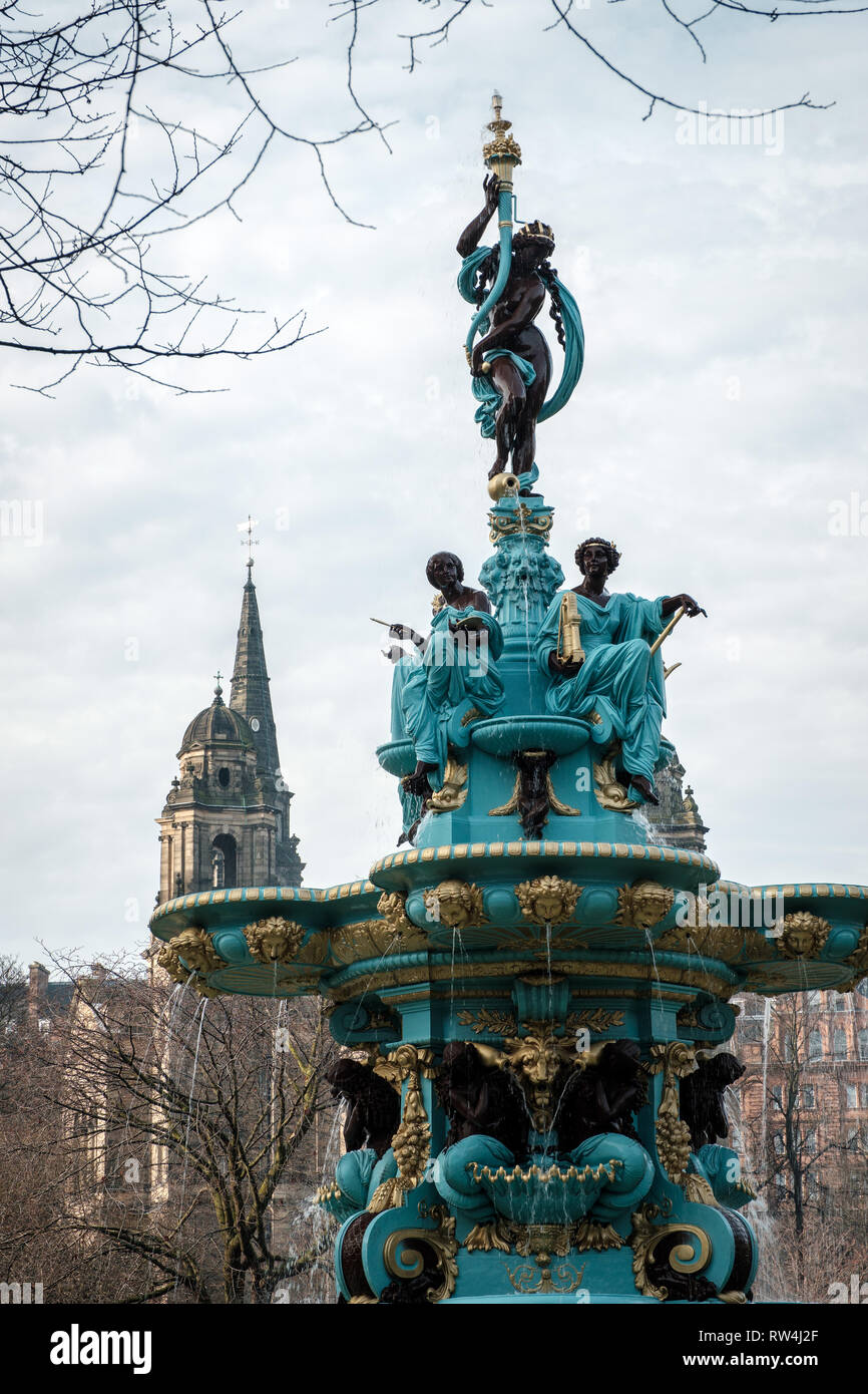 La famosa fontana di Ross landmark nei giardini di Princes Street nel centro di Edimburgo, Scozia Foto Stock
