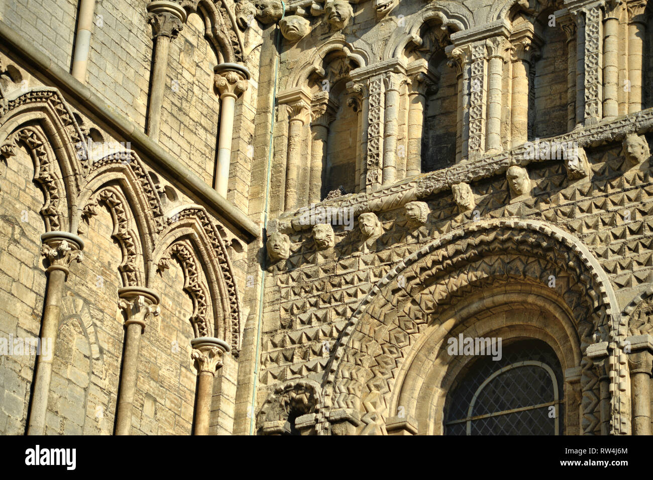 Dettaglio della parte sud-ovest di transetto e west tower, Cattedrale di Ely Foto Stock