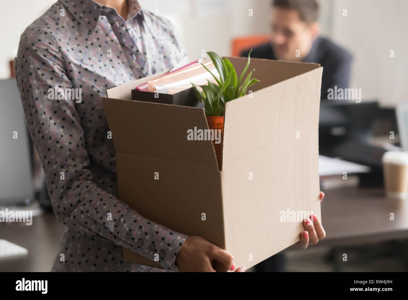 Vista ravvicinata del nuovo dipendente di sesso femminile intern della scatola di contenimento Foto Stock