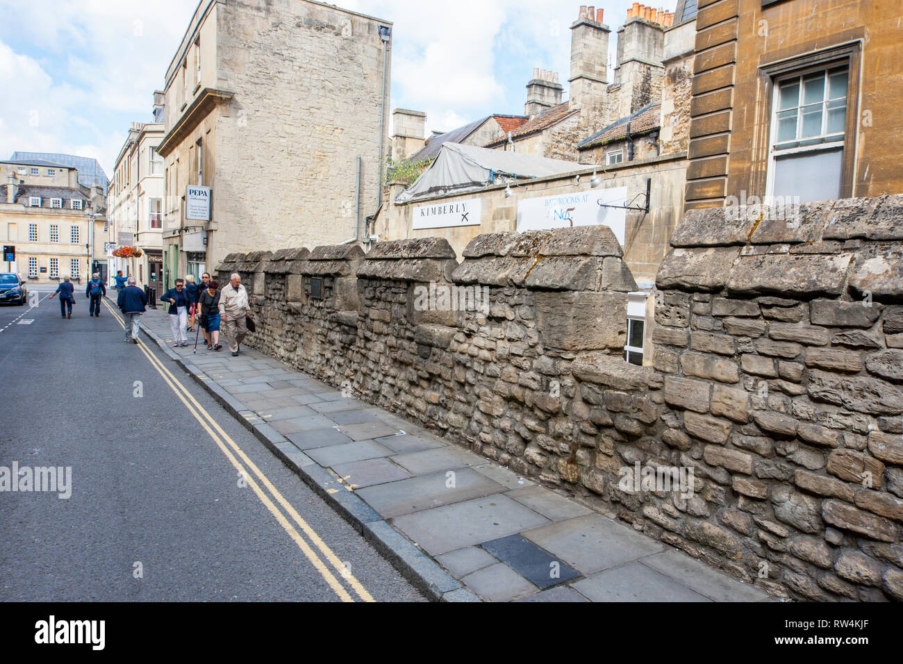 Una sezione della città medievale di parete in pietra ancora esistente nella parte superiore di pareti di Borough, bagno, N.E. Il Somerset, Inghilterra, Regno Unito Foto Stock