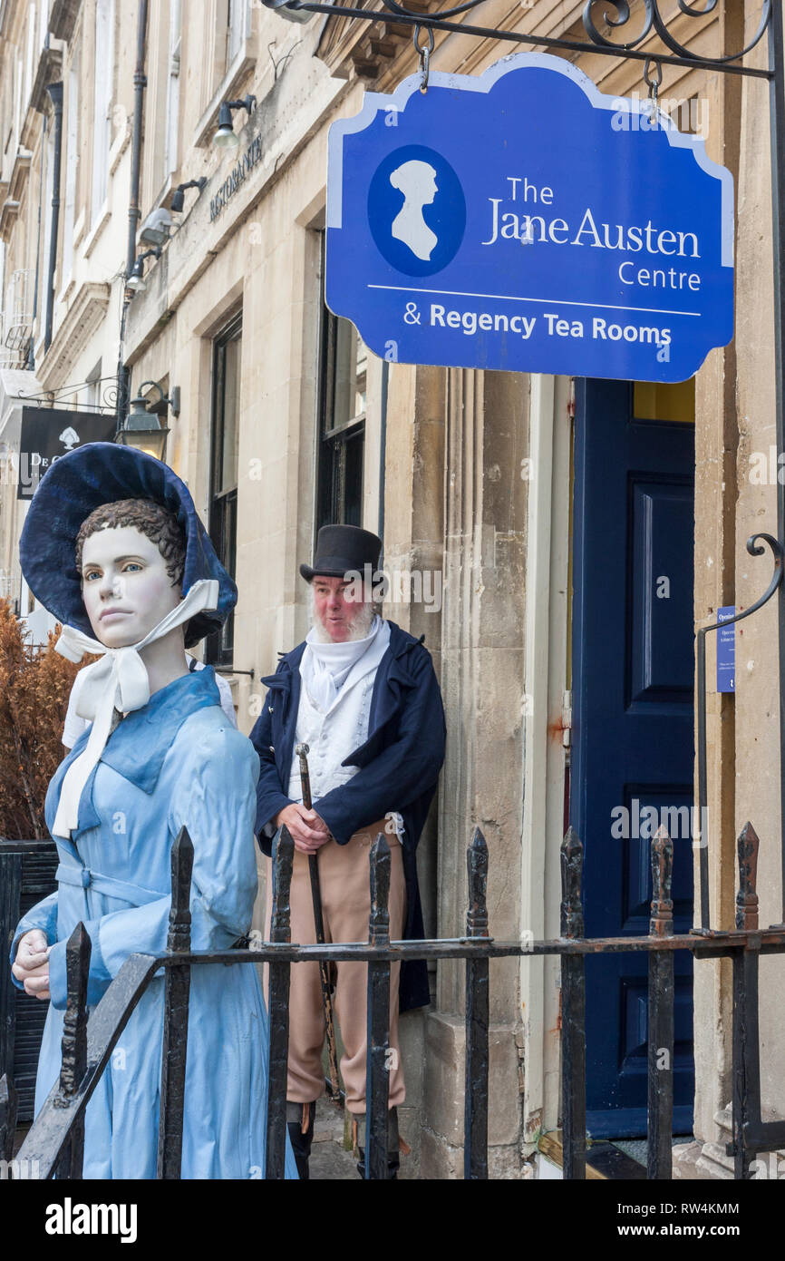 Un finto femmina e un uomo in costume al di fuori della Jane Austen Centre in Gay Street, Bath, N.E. Il Somerset, Inghilterra, Regno Unito Foto Stock