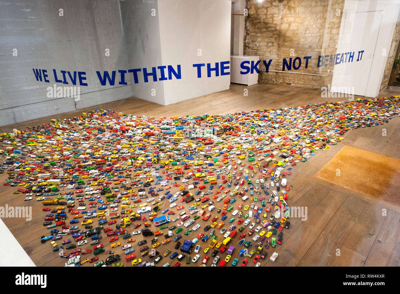 Un interessante artwork visualizzare in un vuoto di vetrina in bagno, N.E. Il Somerset, Inghilterra, Regno Unito Foto Stock