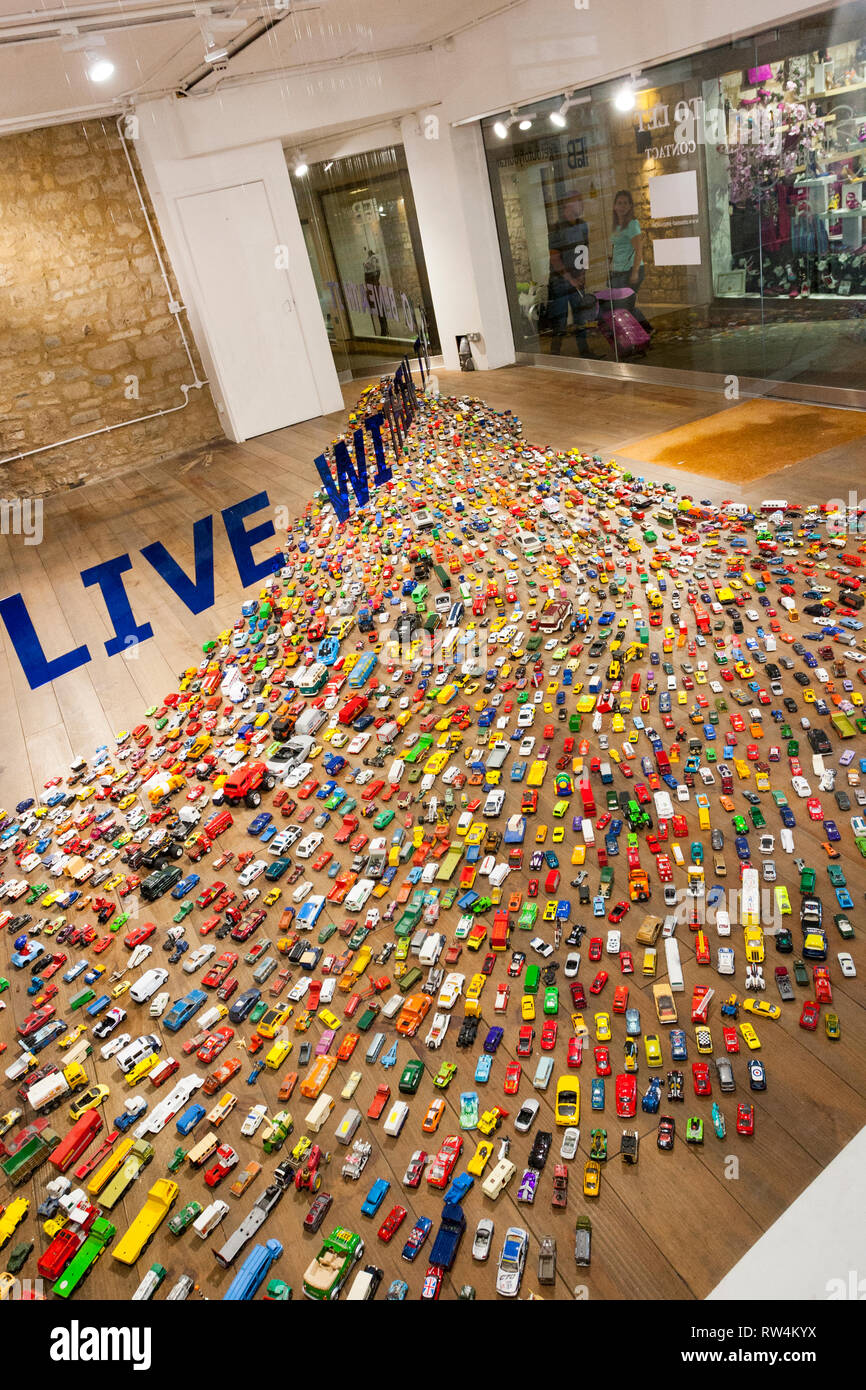 Un interessante artwork visualizzare in un vuoto di vetrina in bagno, N.E. Il Somerset, Inghilterra, Regno Unito Foto Stock