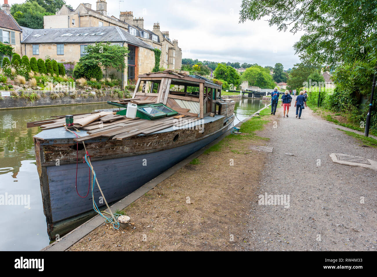 Una progetto di restauro ormeggiato sul Kennet & Avon Canal in bagno, N.E. Il Somerset, Inghilterra, Regno Unito Foto Stock