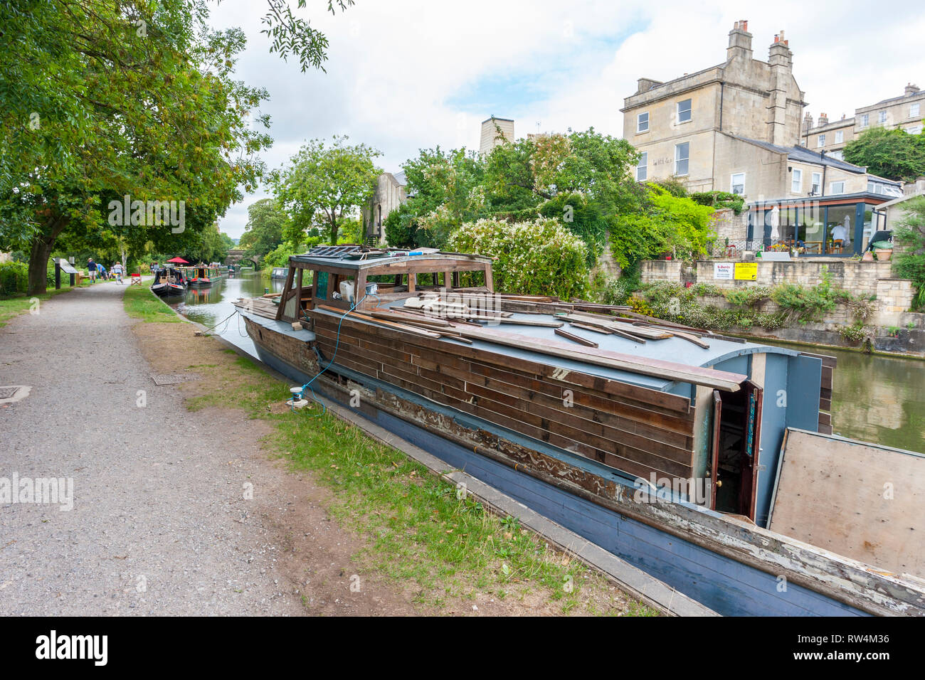 Una progetto di restauro ormeggiato sul Kennet & Avon Canal in bagno, N.E. Il Somerset, Inghilterra, Regno Unito Foto Stock