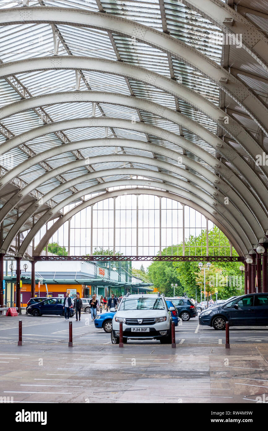 L'ex Green Park stazione ferroviaria con la sua impressionante tetto di vetro è ora un parco auto con negozi circostanti, bagno, N.E. Il Somerset, Inghilterra, Regno Unito Foto Stock