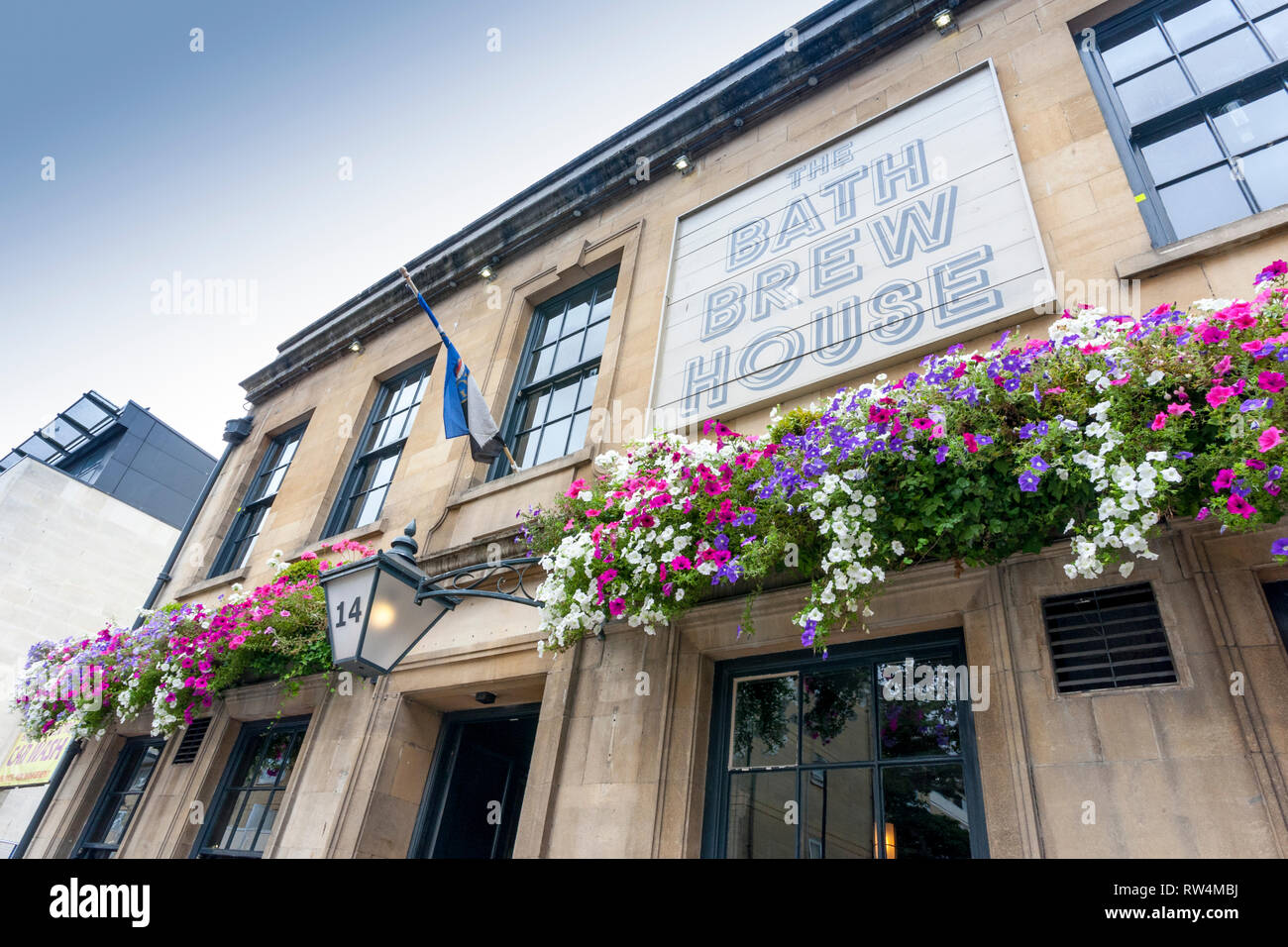 Colorati cestelli appesi al di fuori del bagno Brew House, un tradizionale pub inglese a Bath, N.E. Il Somerset, Inghilterra, Regno Unito Foto Stock