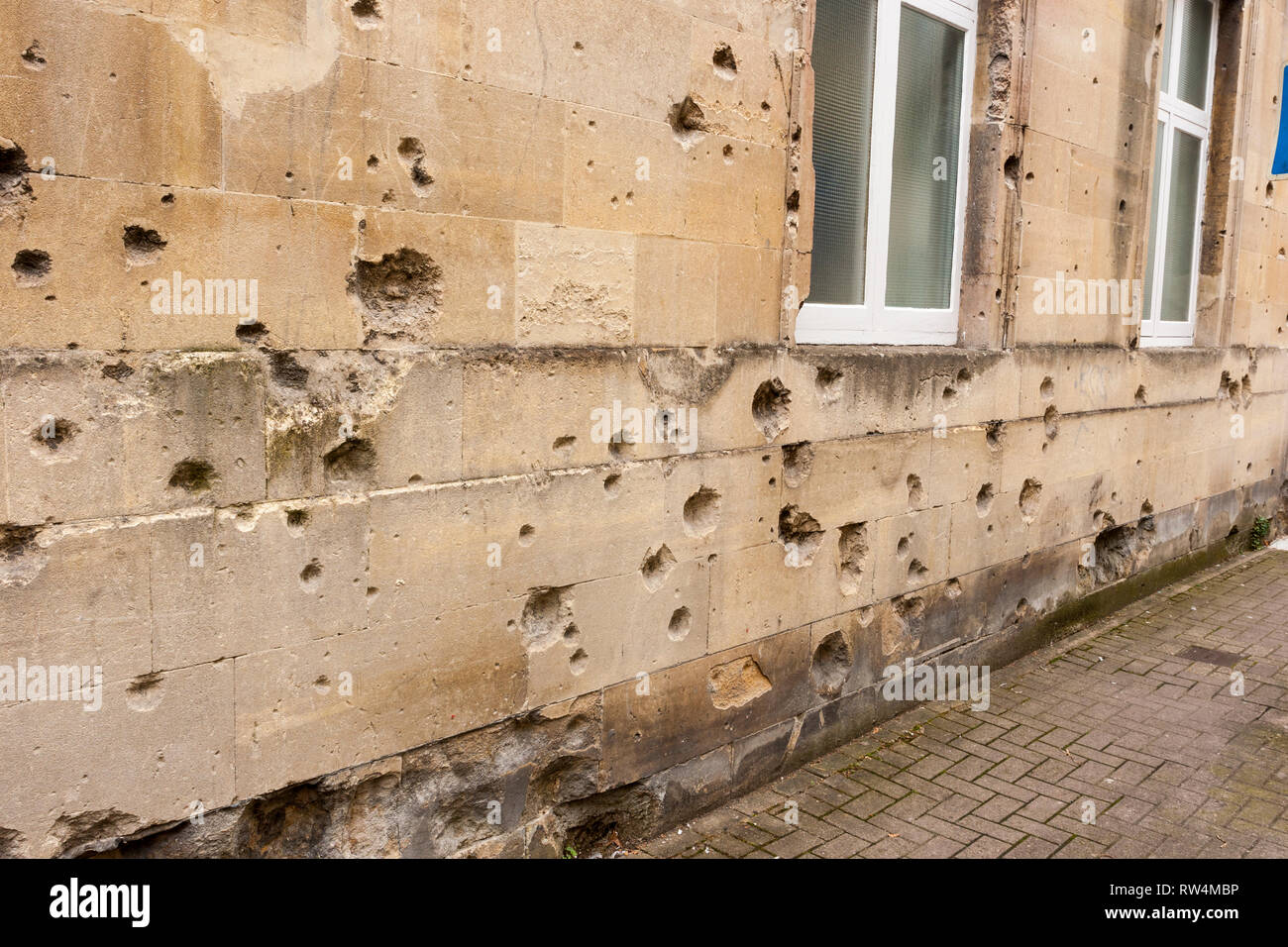 II Guerra Mondiale bomb shrapnel danni da 1942 all'esterno di un edificio in bagno, N.E. Il Somerset, Inghilterra, Regno Unito Foto Stock