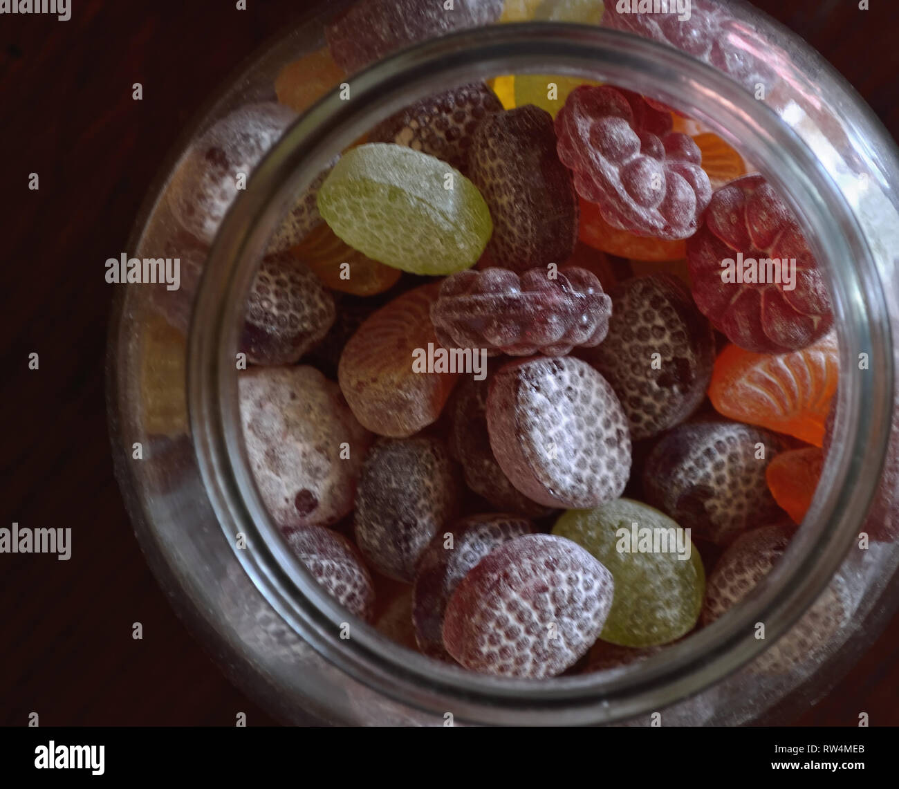 A forma di frutta hard candy in un barattolo di vetro Foto Stock