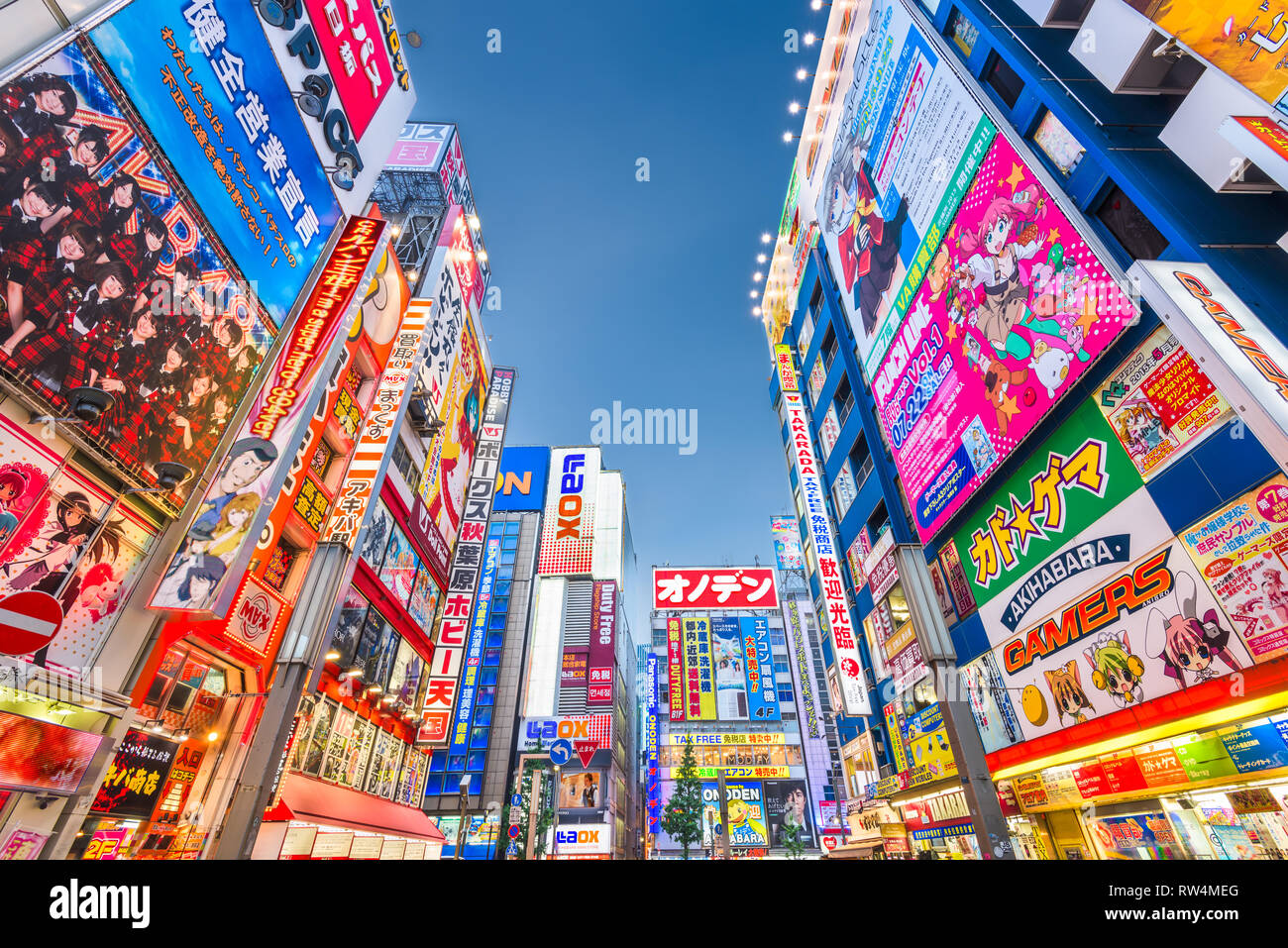 TOKYO, Giappone - 1 agosto 2015: folle passano sotto i segni colorati in Akihabara. Il quartiere storico di elettronica si è evoluta nell'area dello shopping per Foto Stock