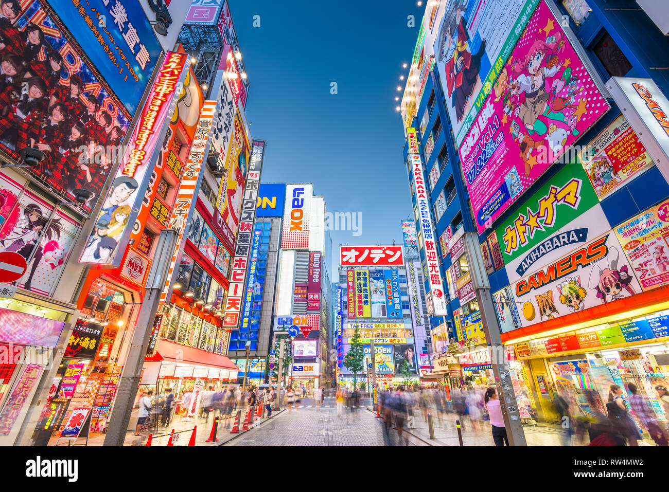 TOKYO, Giappone - 1 agosto 2015: folle passano sotto i segni colorati in Akihabara. Il quartiere storico di elettronica si è evoluta nell'area dello shopping per Foto Stock