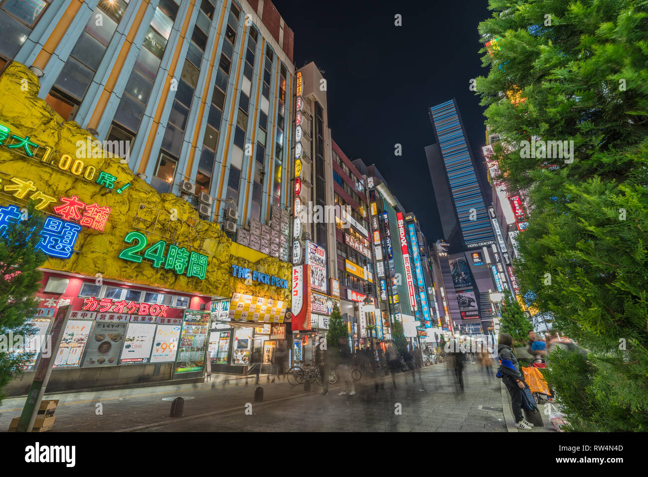 Kabukicho, Shinjuku, Tokyo, Giappone - 20 Novembre 2017 : colorato su una strada trafficata e cartelloni. Il movimento di persone sfocate passando lungo i negozi Yakusuni Foto Stock