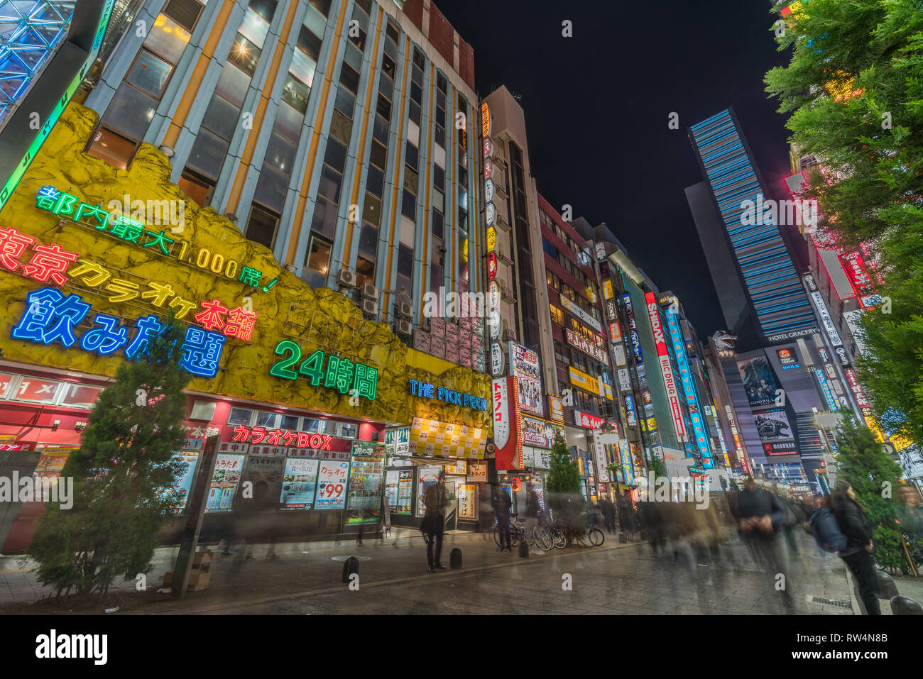 Kabukicho, Shinjuku, Tokyo, Giappone - 20 Novembre 2017 : colorato su una strada trafficata e cartelloni. Il movimento di persone sfocate passando lungo i negozi Yakusuni Foto Stock