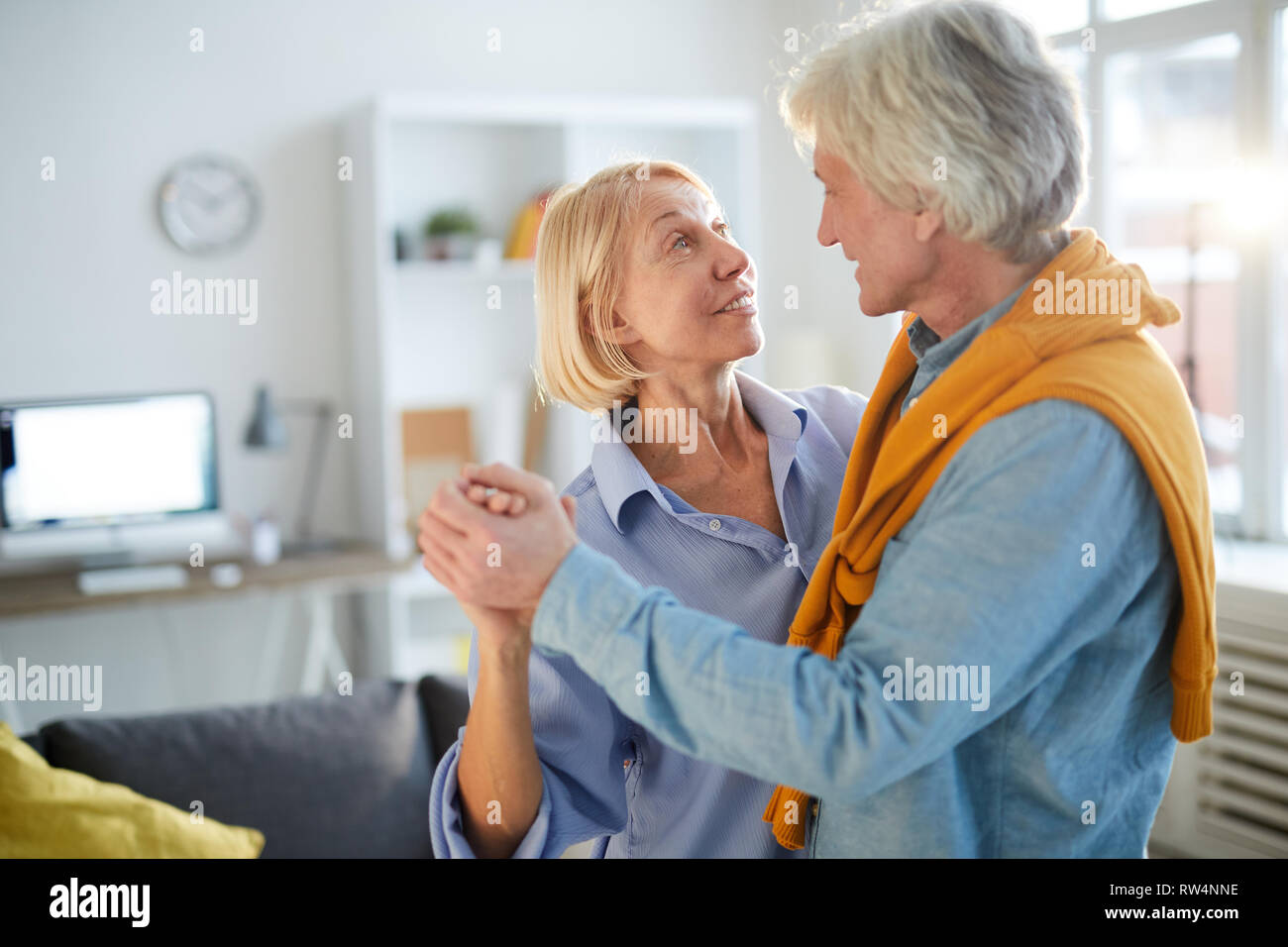 Coppia Matura Dancing Foto Stock
