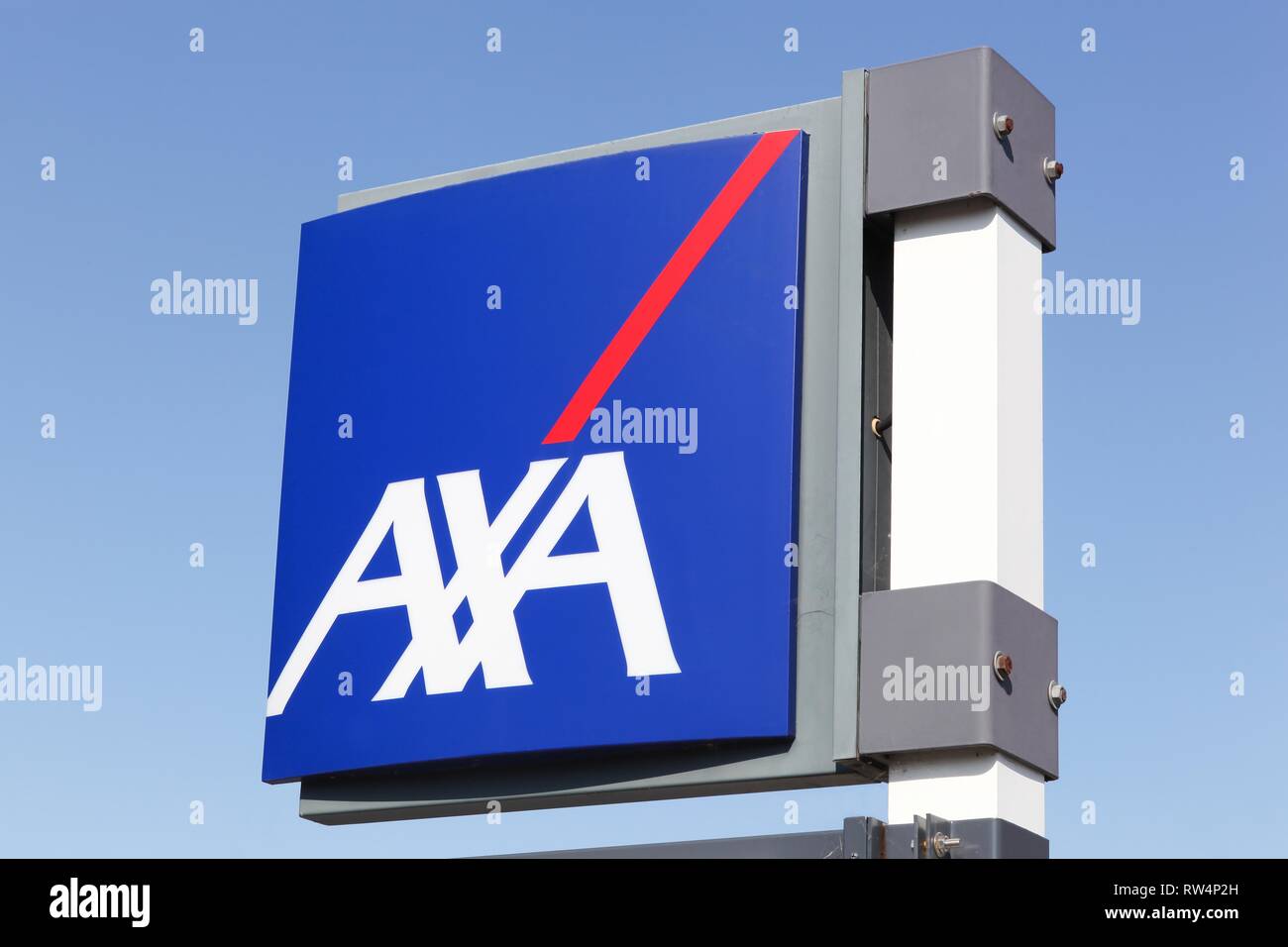 Agde, Francia - luglio 3, 2018: AXA Assicurazioni logo su un pannello. AXA è un francese di impresa di assicurazione Foto Stock