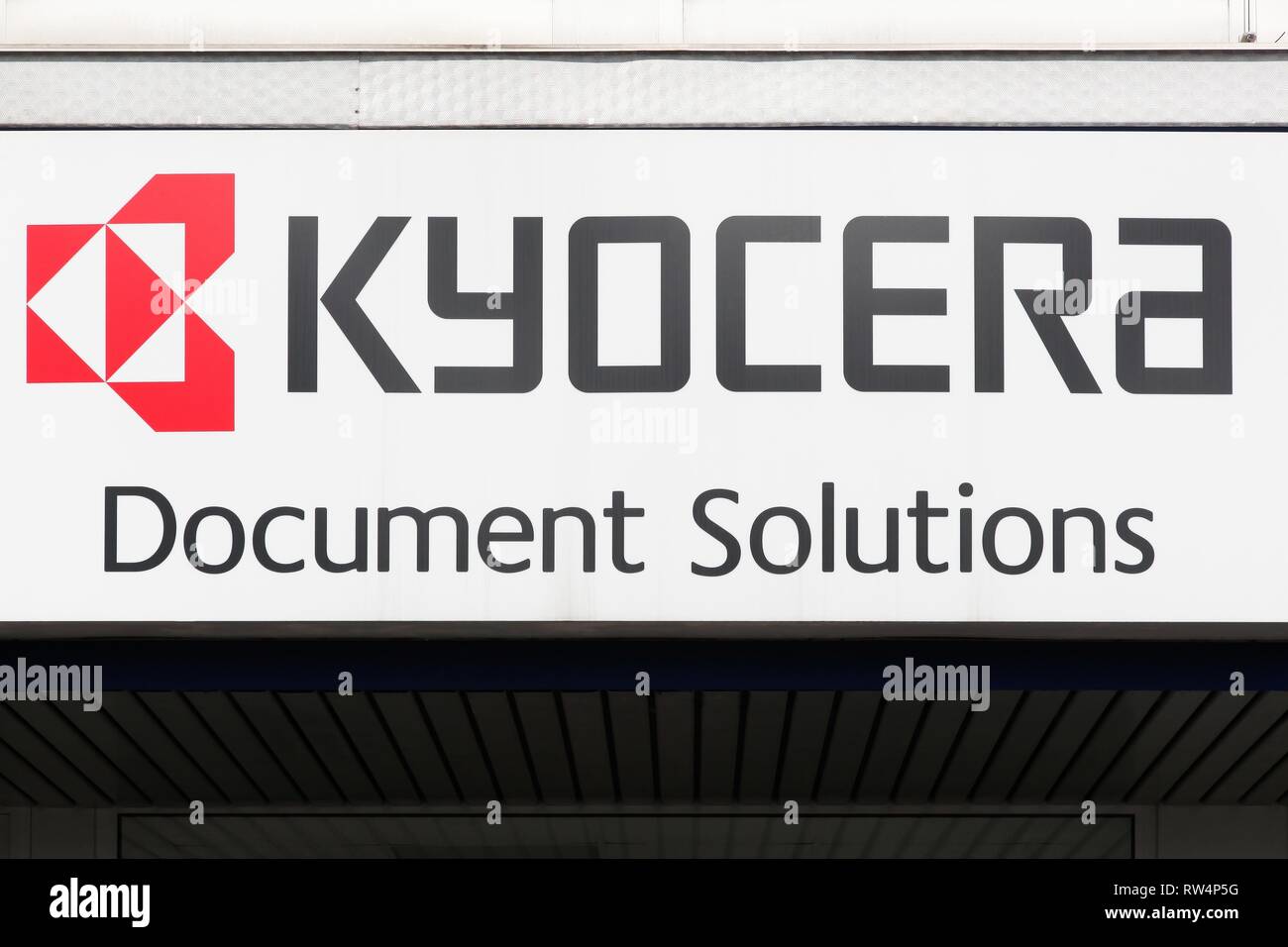 Colonia, Germania - 2 Settembre 2018: Kyocera document solutions logo su una parete. Kyocera è una ceramica giapponese e produttore di elettronica Foto Stock