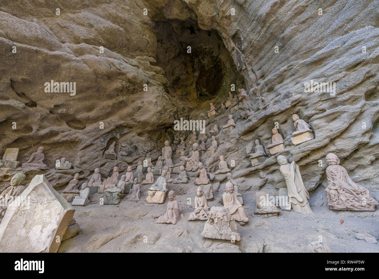 Montare Nokogiri (Nokogiriyama) grotta con alcune delle 1500 Arhat o Rakan scolpito a mano statue in pietra. Realizzato tra gli anni 1779-1798 si trova all'interno del Foto Stock