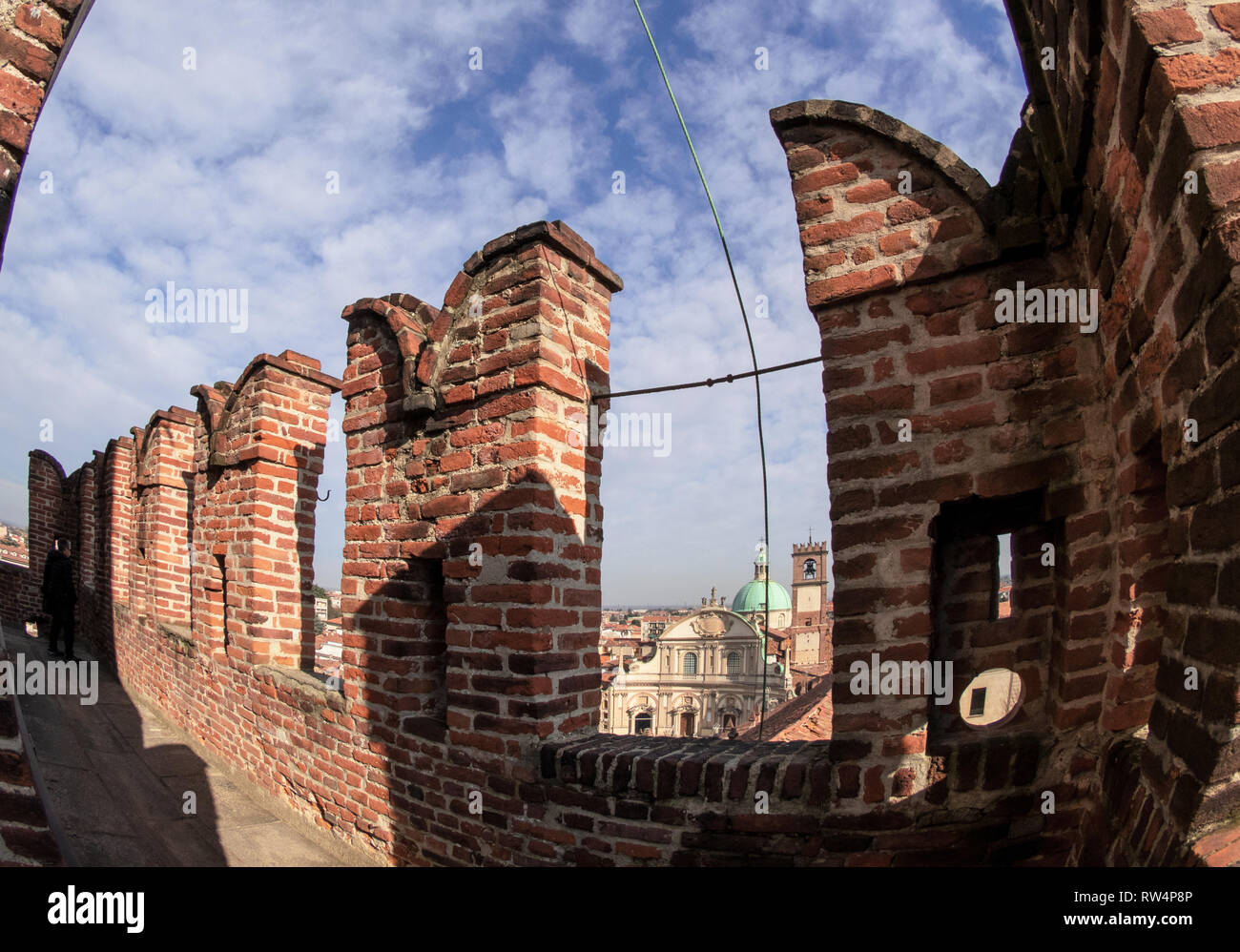 Vigevano - Italia, merli ghibellini della prima terrazza del Bramante torre che sovrasta la piazza Ducale. Foto Stock
