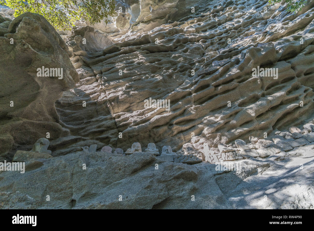 Montare Nokogiri (Nokogiriyama) grotta con alcune delle 1500 Arhat o Rakan scolpito a mano statue in pietra. Realizzato tra gli anni 1779-1798 si trova all'interno del Foto Stock