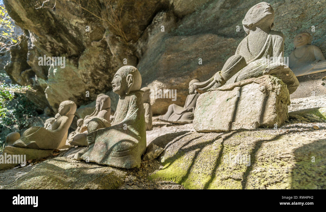 Montare Nokogiri (Nokogiriyama) grotta con alcune delle 1500 Arhat o Rakan scolpito a mano statue in pietra. Realizzato tra gli anni 1779-1798 si trova all'interno del Foto Stock