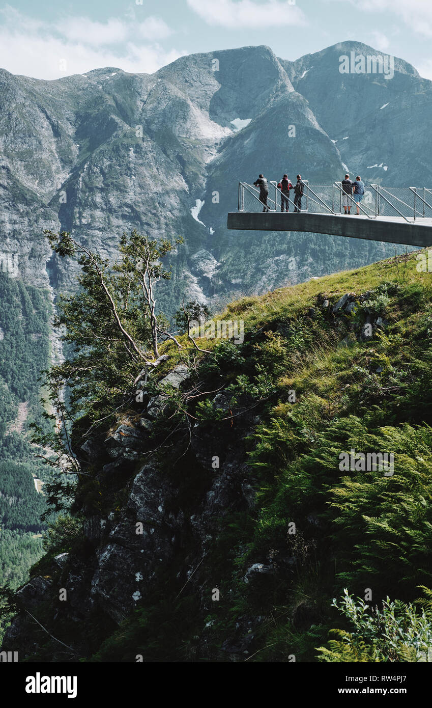 I turisti che si godono il punto di osservazione della montagna a Utsikten lungo il Gaularfjellet National Scenic Route in Norvegia - Norway National Tourist Route turismo Foto Stock