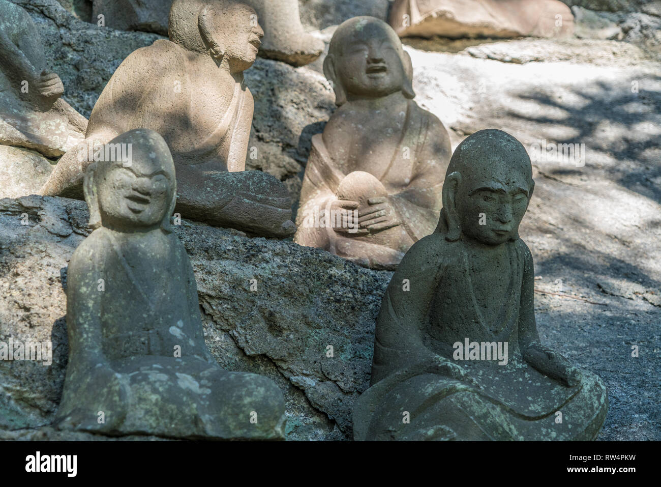 Montare Nokogiri (Nokogiriyama) grotta con alcune delle 1500 Arhat o Rakan scolpito a mano statue in pietra. Realizzato tra gli anni 1779-1798 si trova all'interno del Foto Stock