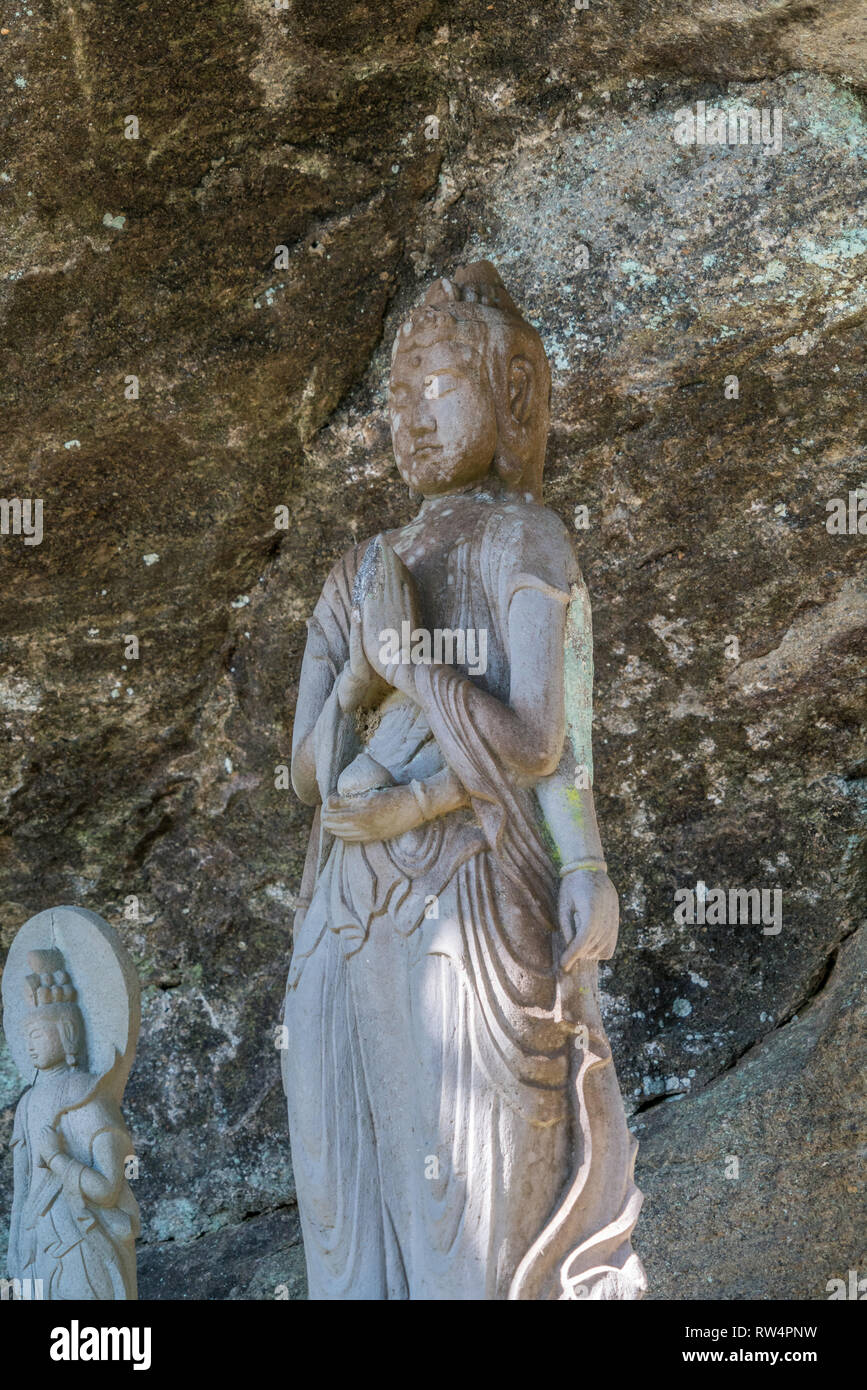 Montare Nokogiri (Nokogiriyama) grotta con alcune delle 1500 Arhat o Rakan scolpito a mano statue in pietra. Realizzato tra gli anni 1779-1798 si trova all'interno del Foto Stock