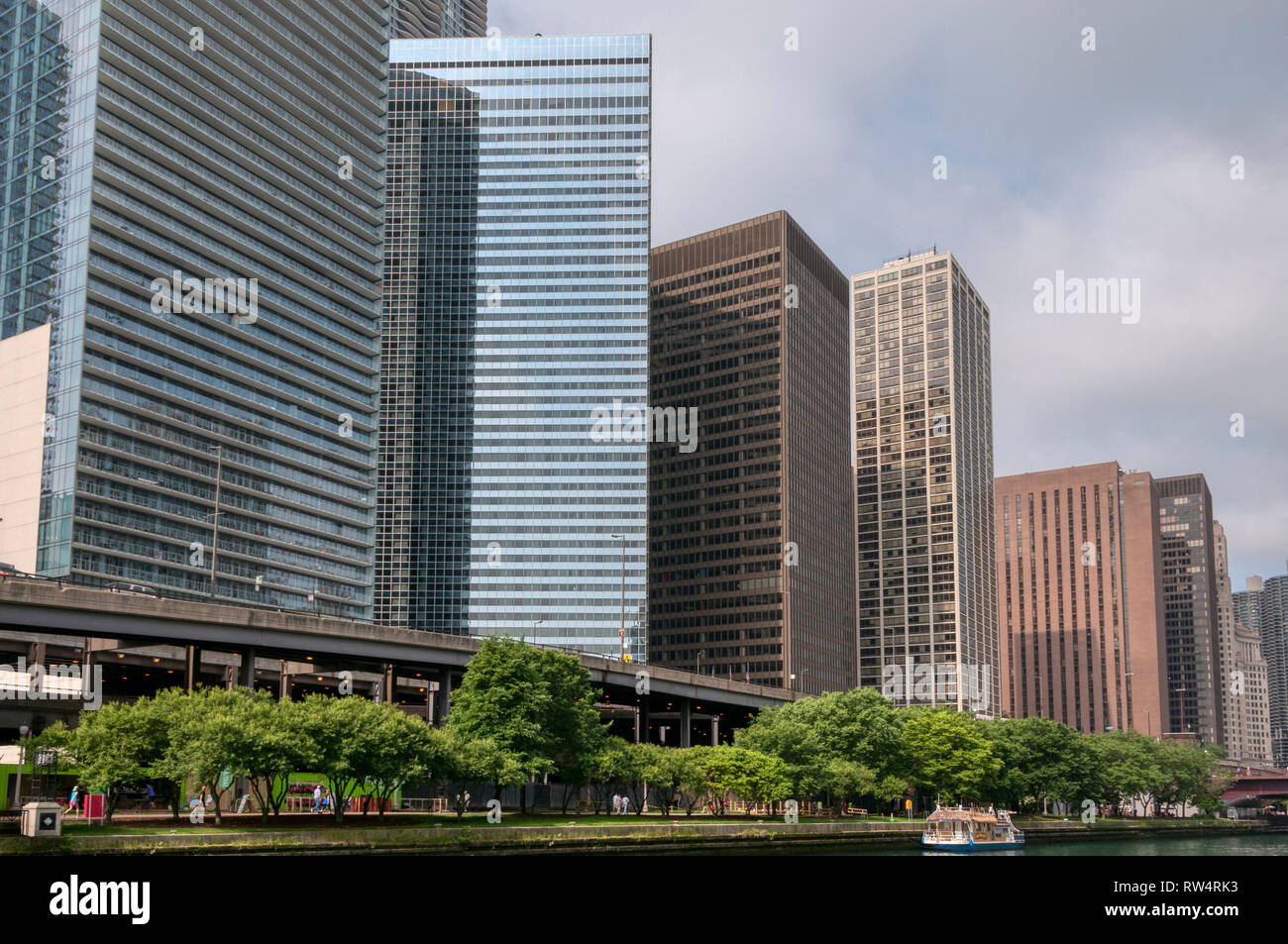 Grattacielo edifici di appartamenti accanto al fiume Chicago. Foto Stock