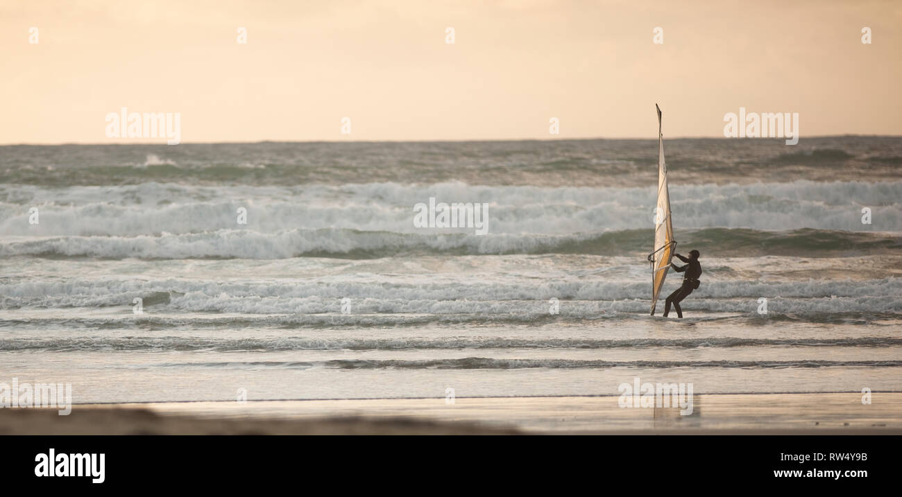 L'uomo windsurf sulla spiaggia Foto Stock