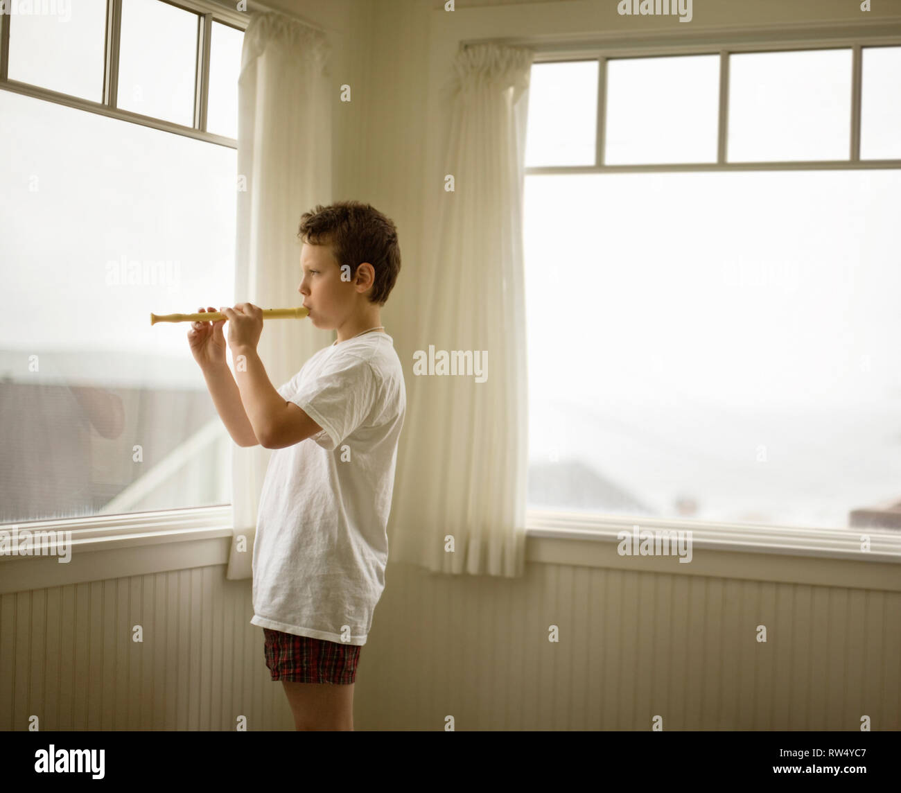 Ragazzo la riproduzione del registratore Foto Stock