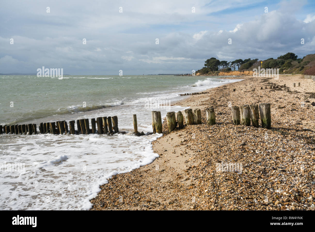 Vista della spiaggia di Lepe, una popolare destinazione di viaggio dal mare in Hampshire, Regno Unito Foto Stock