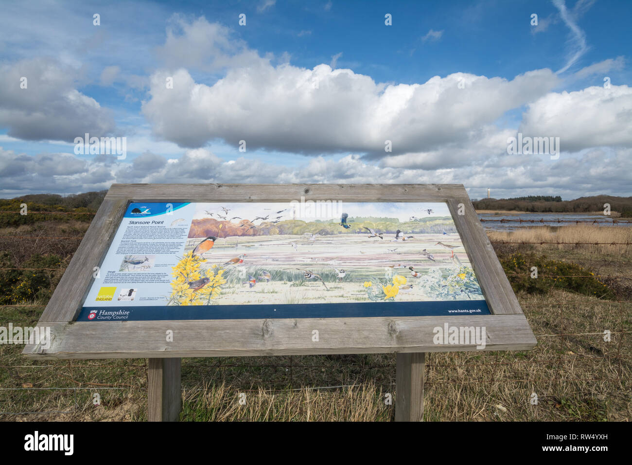 Scheda di informazioni al punto Stansore accanto alla spiaggia di Lepe, parte del litorale nord Solent riserva naturale nazionale (NNR), Hampshire, Regno Unito Foto Stock