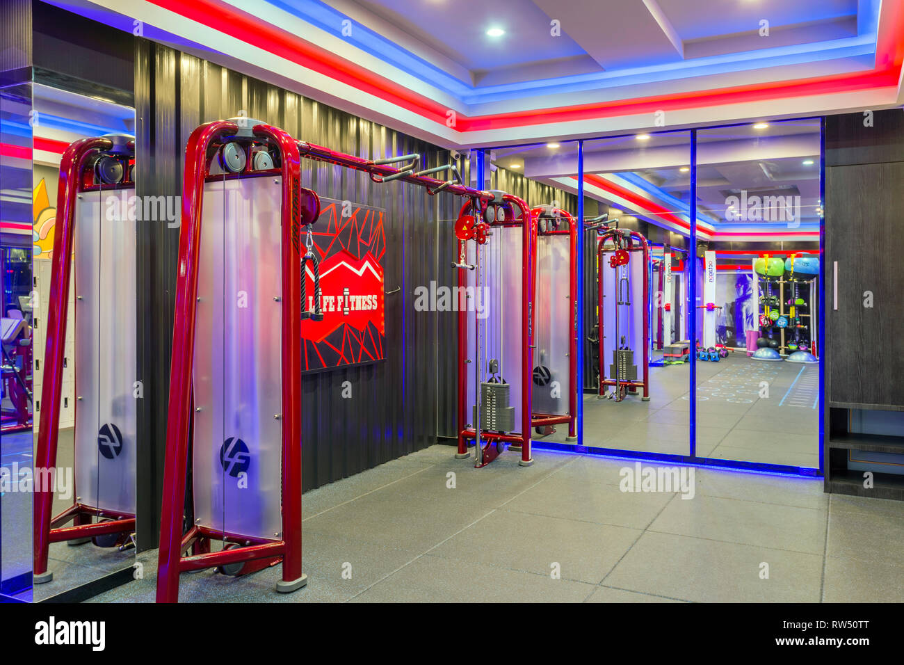 GM Life Fitness club salute camera interna riempita con attrezzature per il fitness e la macchina ginnica di Krabi, in Thailandia. Foto Stock