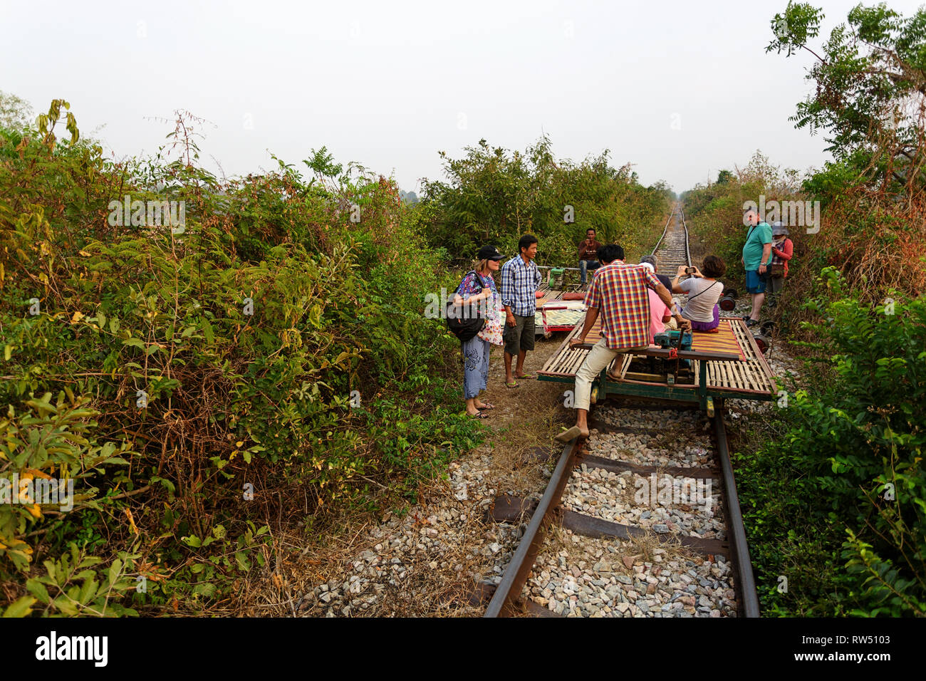 Turisti sul treno di bambù viaggio per ferrovia, nei pressi di Battambang nel sud-ovest della Cambogia Foto Stock