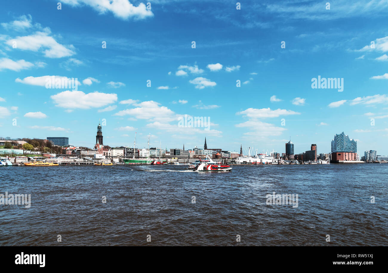 Il porto e il mare ad Amburgo, in Germania, contro il cielo blu Foto Stock